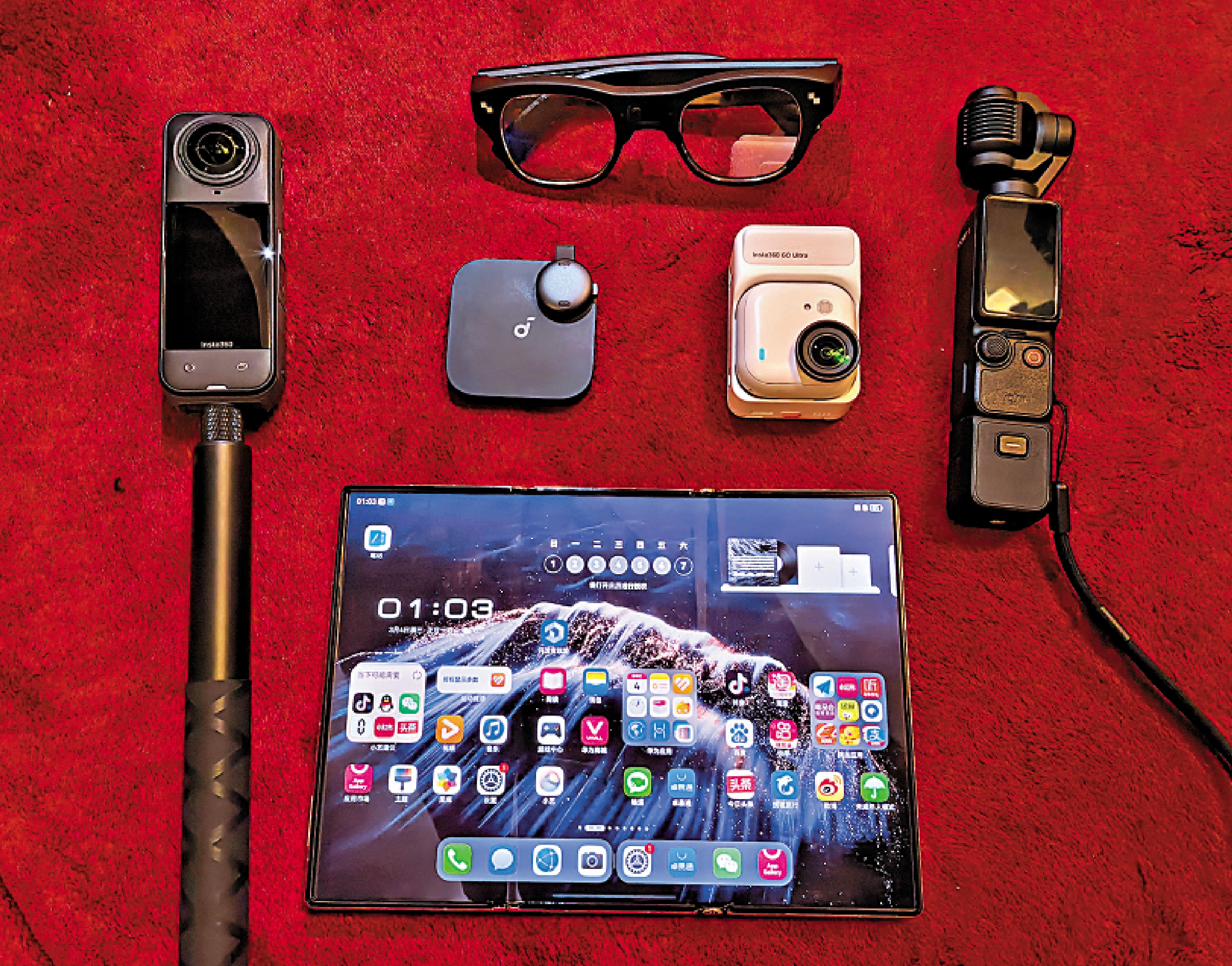 　　圖：輕量化、智能化的穿戴設備也成為兩會記者的「得力助手」。\大公報記者郭若溪攝