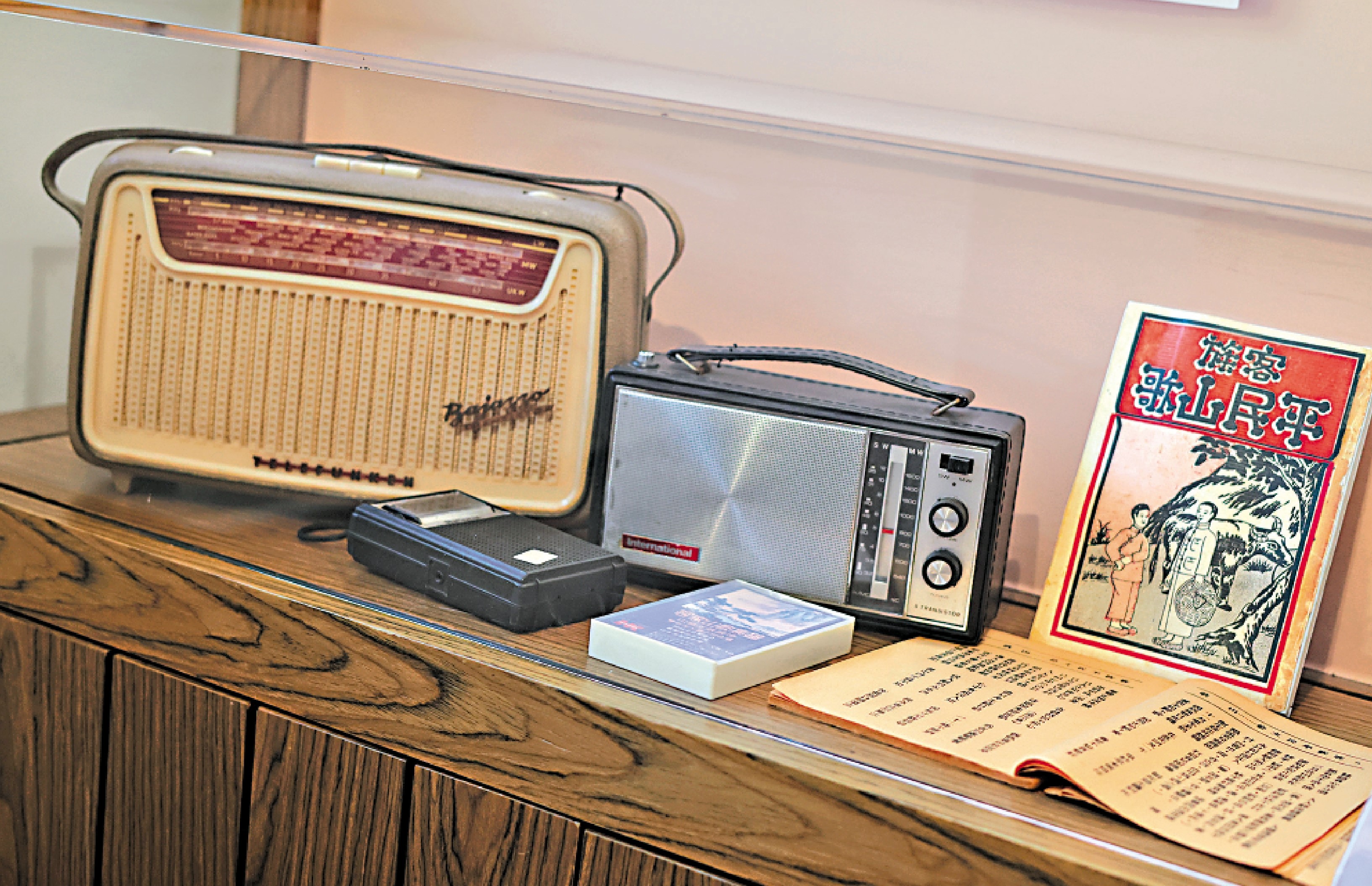 　　圖：荔枝窩故事館內展品包括錄音機、歌譜本等。/大公報記者 郭悅盈攝