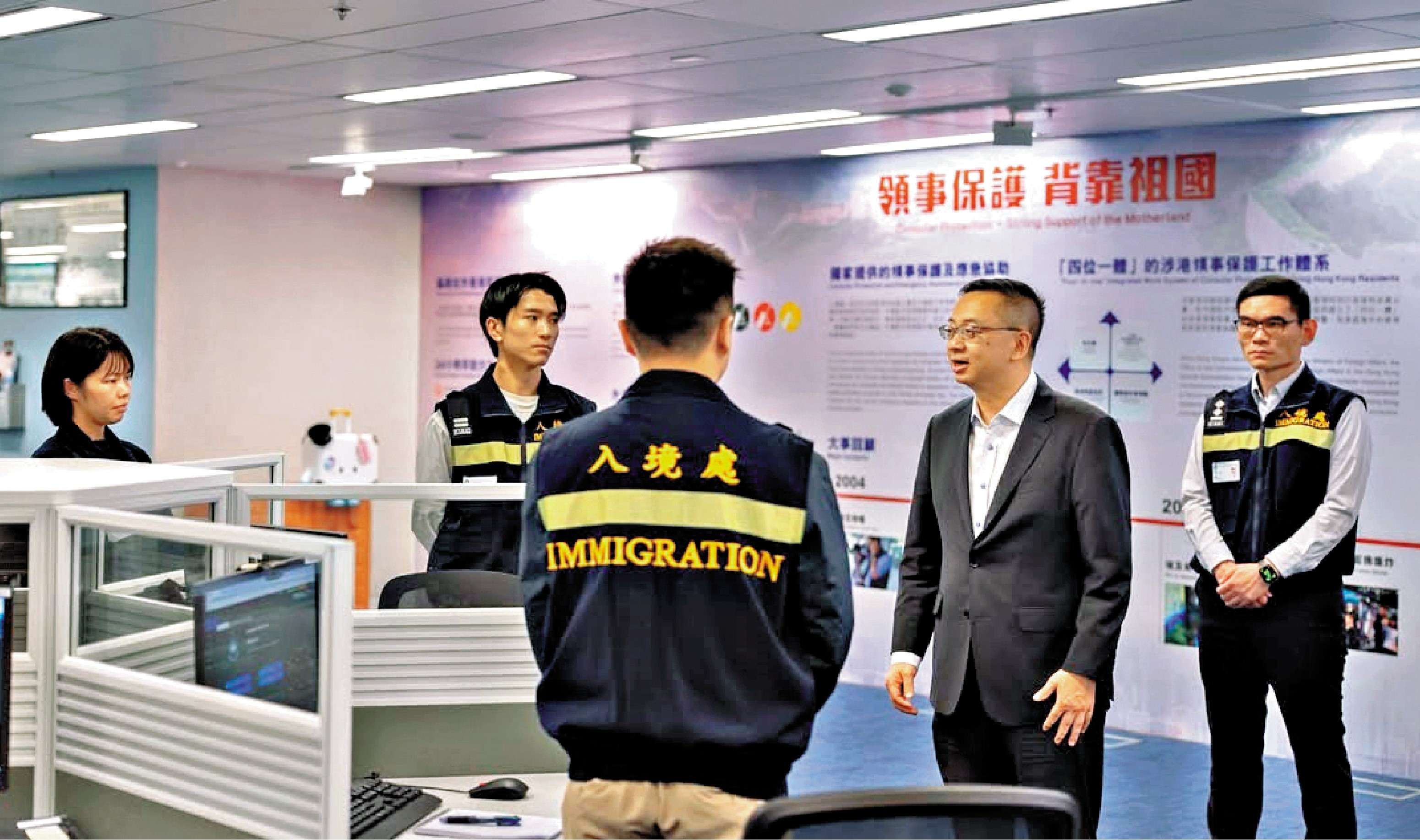 　　圖：入境處處長郭俊峯到1868熱線中心為同袍打氣。\大公報記者 伍軒沛、戴靜文