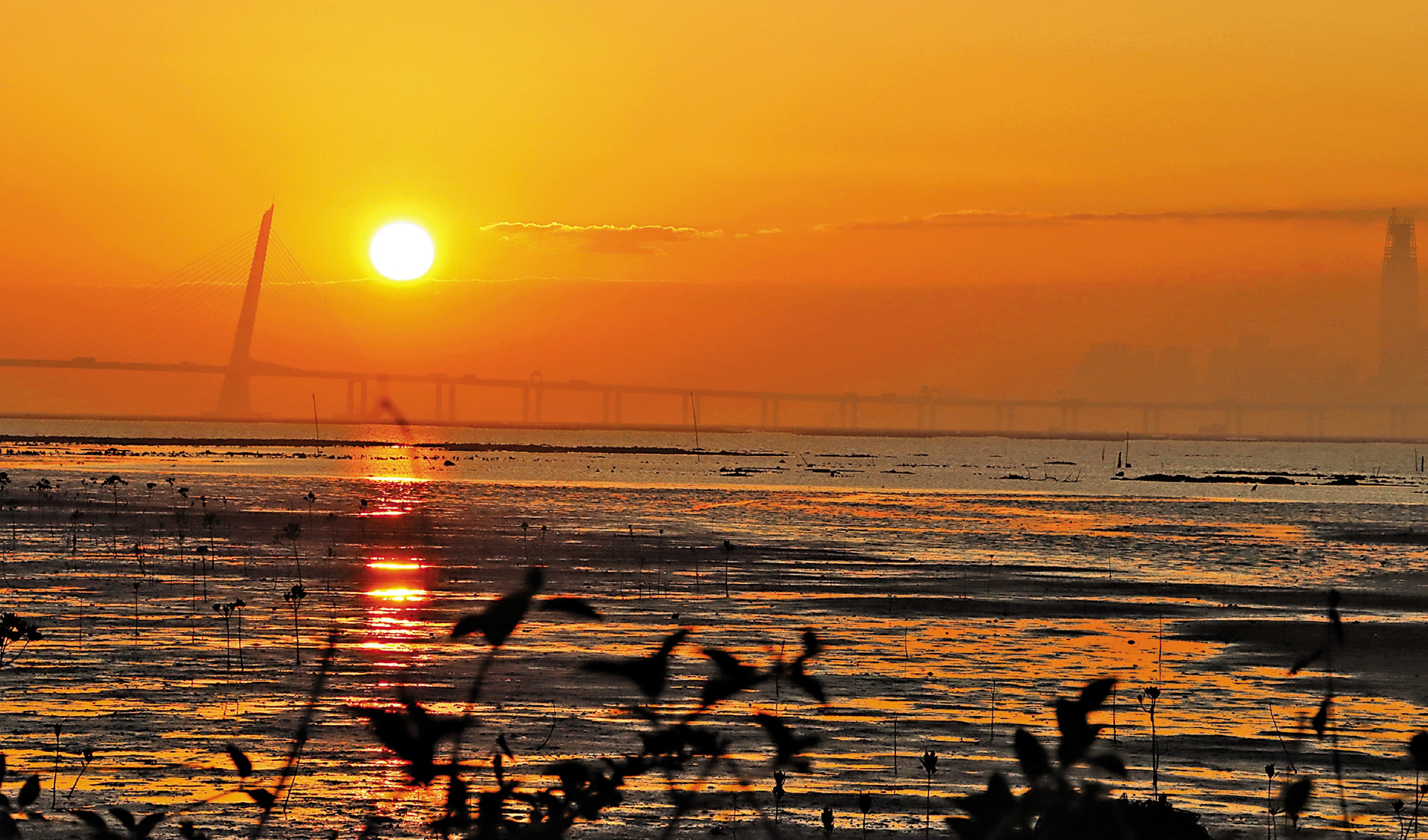 　　圖：流浮山位於后海灣畔，夕陽西下時，大大個「鹹蛋黃」慢慢落下，美不勝收。
