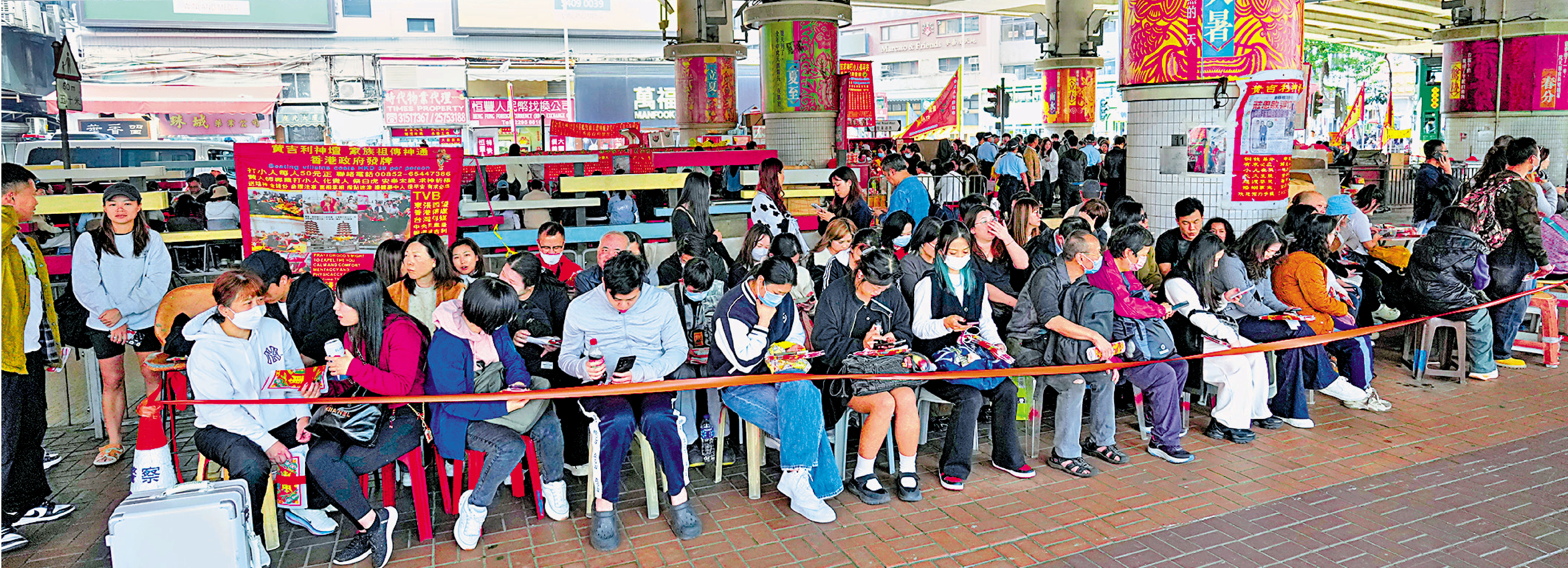 　　圖：鵝頸橋底昨日「打小人」人潮不絕，下午約有二三百人排隊。\大公報記者林少權攝