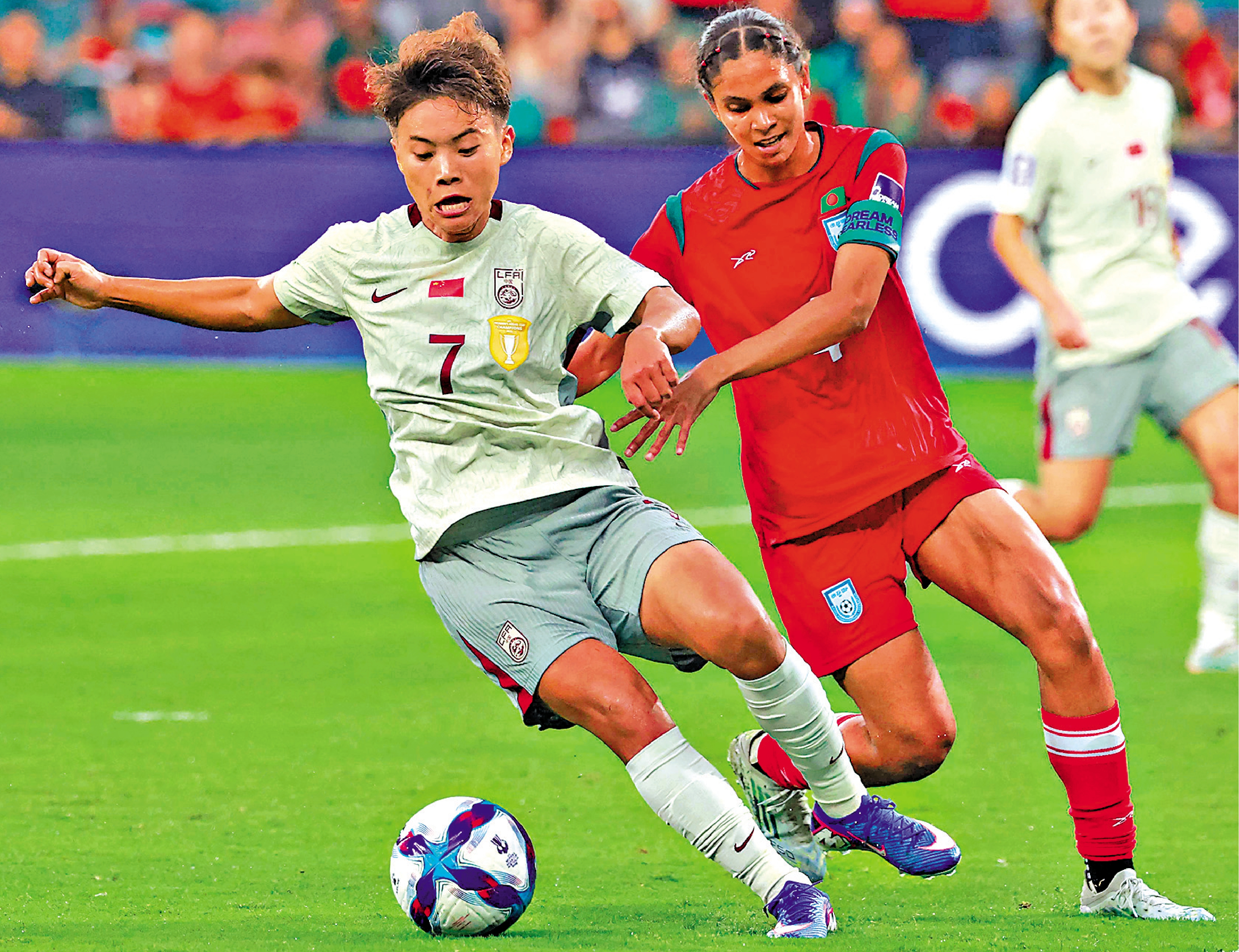 　　圖：中國女足主力王霜（左）上仗取得入球。