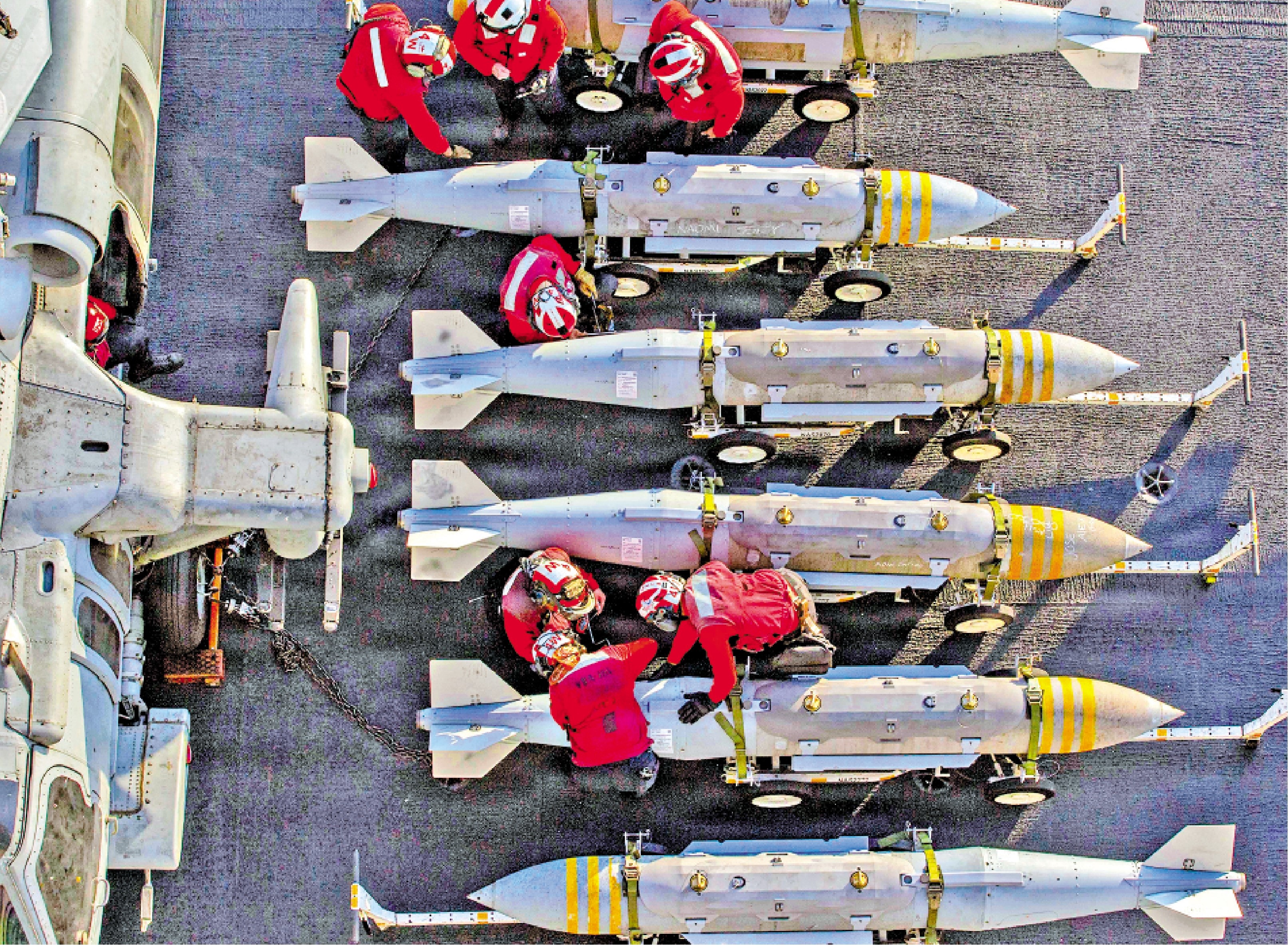 　　圖：2月28日，美軍士兵將炸彈推上「林肯」號航母飛行甲板。\美聯社