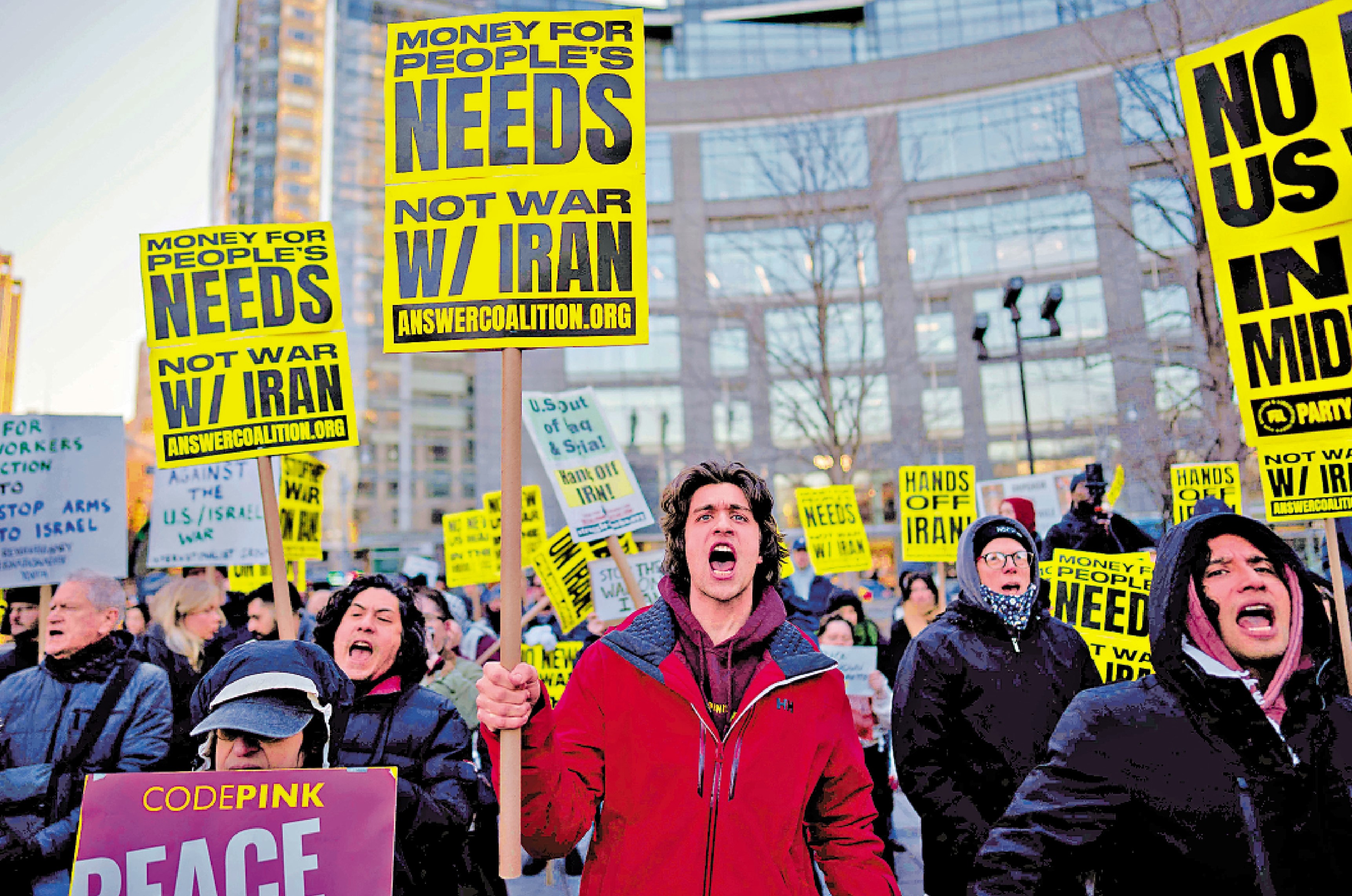 　　圖：美國民眾2日在紐約舉行反戰示威，抗議美國和以色列打擊伊朗。\法新社