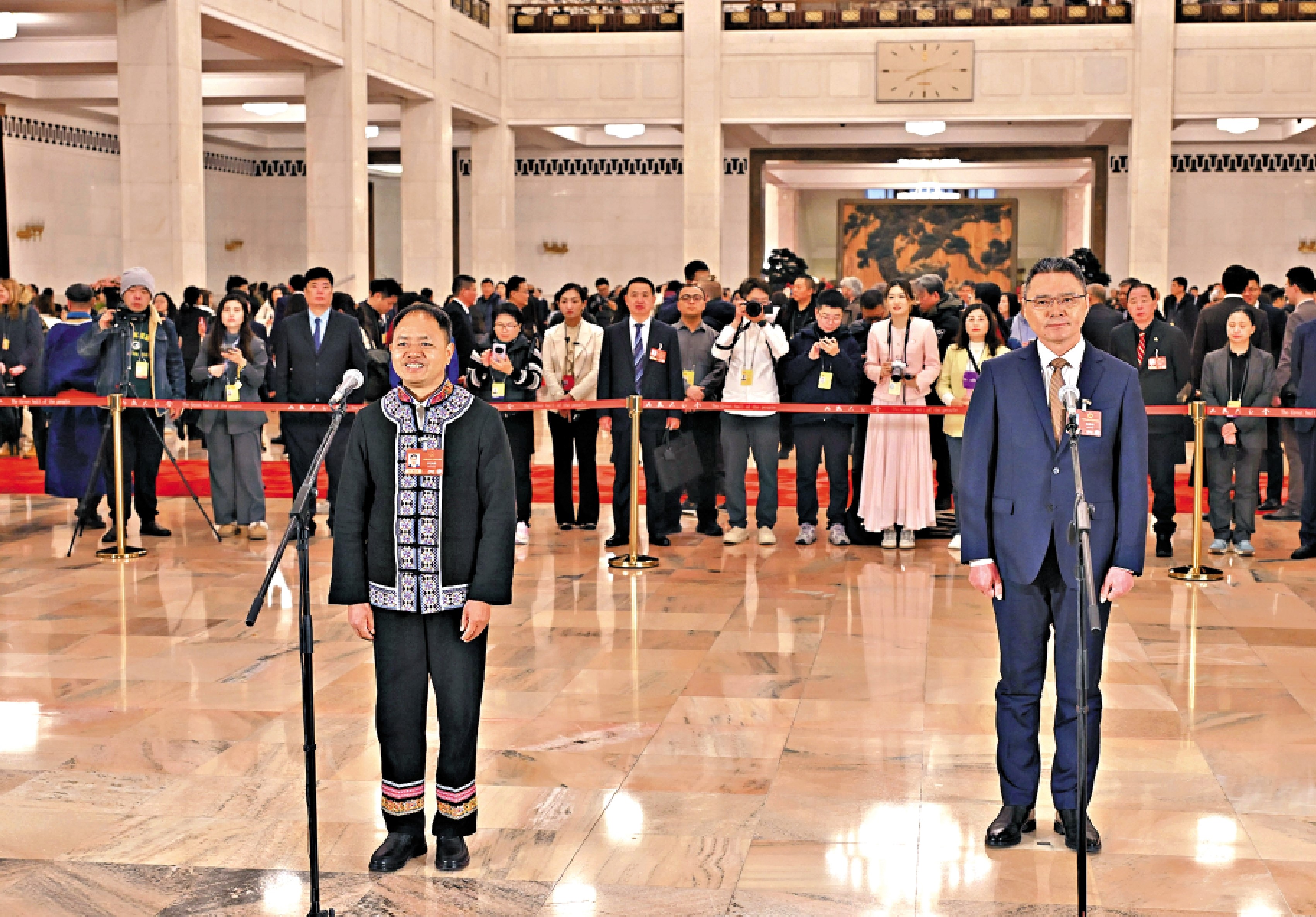 　　圖：全國人大代表農加貴（左）在第十四屆全國人民代表大會第四次會議首場「代表通道」接受採訪。\新華社