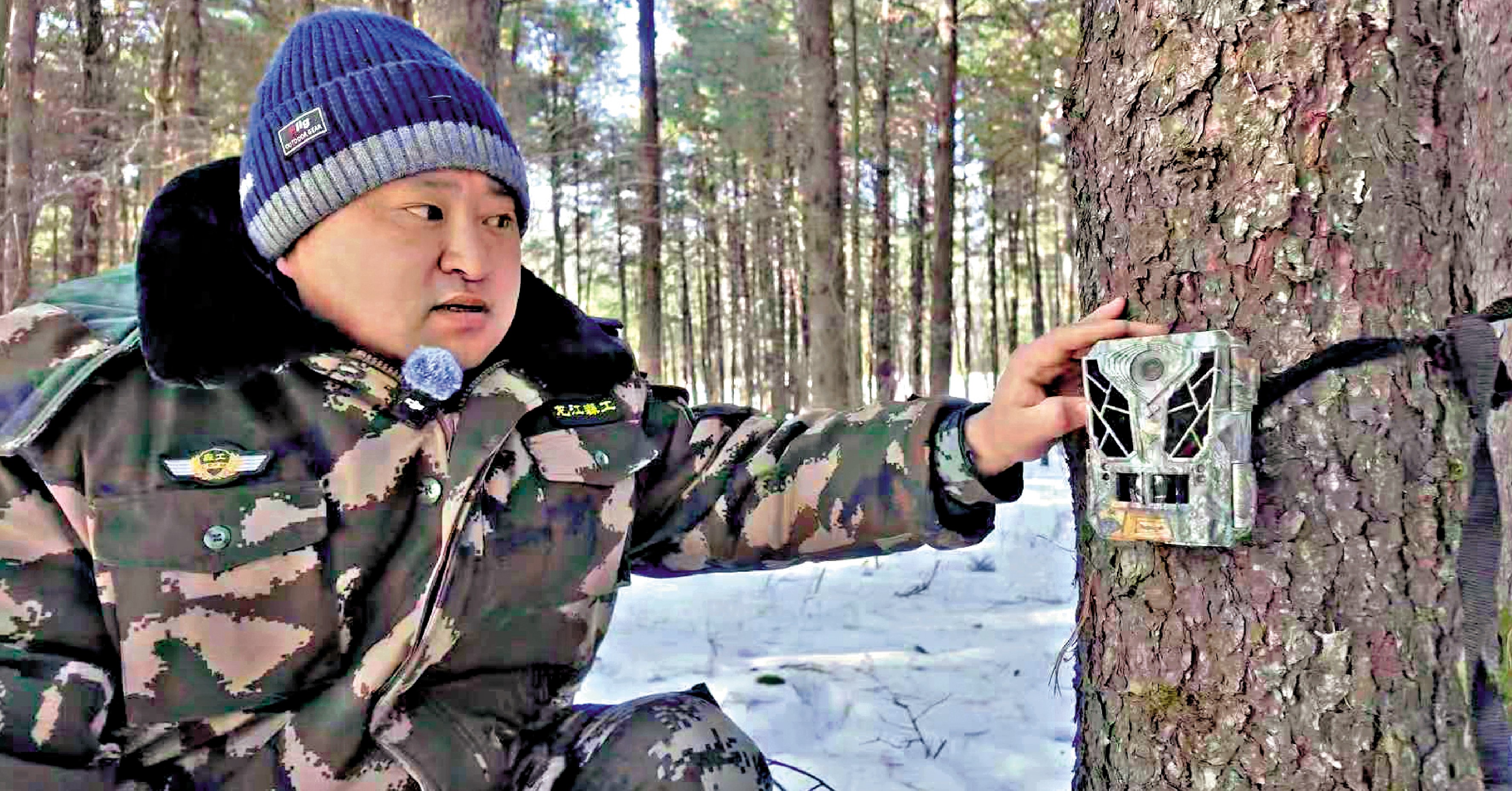 　　圖：李保軍在檢查遠紅外相機。\受訪者供圖