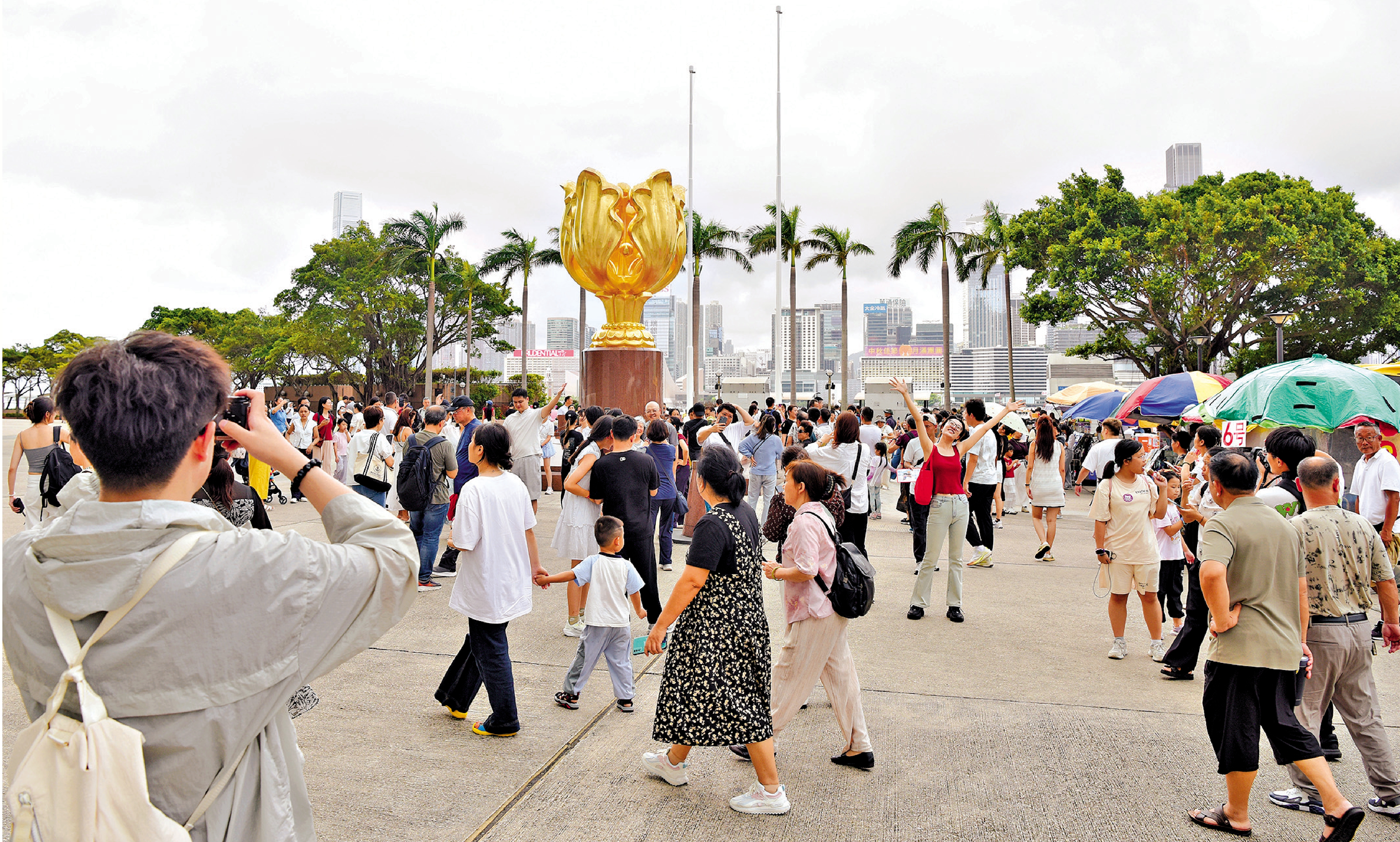 　　圖：提升依法治理效能，從香港特別行政區層面來看，需要做的工作更多、任務更重。圖為遊客在香港金紫荊廣場遊覽。/新華社