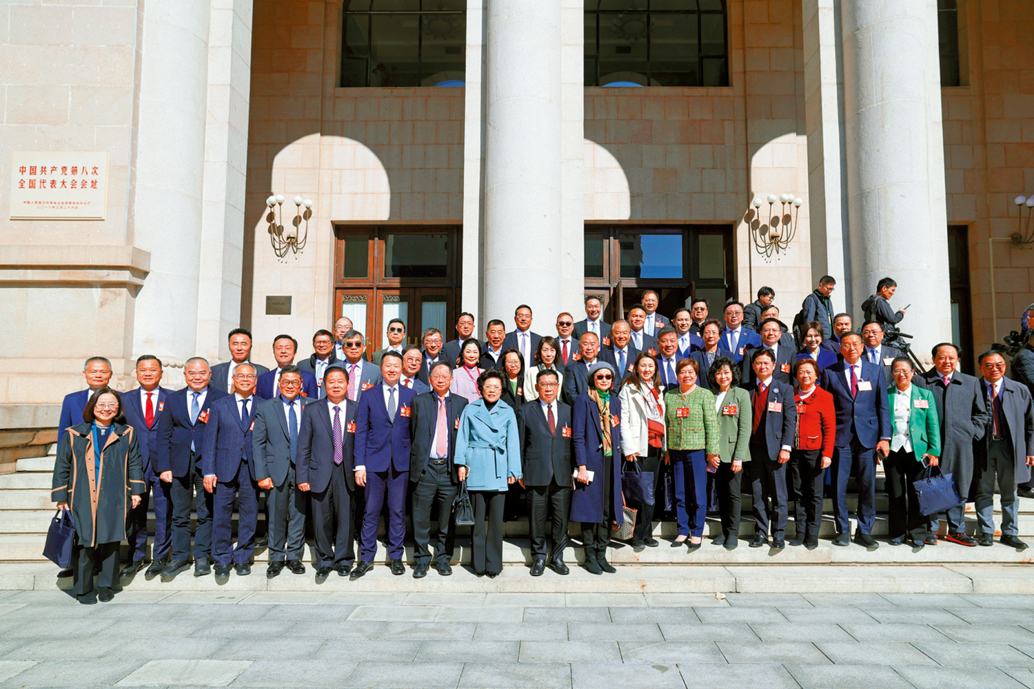 　　圖：3月6日，全國政協十四屆四次會議港澳地區全國政協委員聯組會在政協禮堂舉行。圖為聯組會後，部分港澳地區全國政協委員合影。\中新社