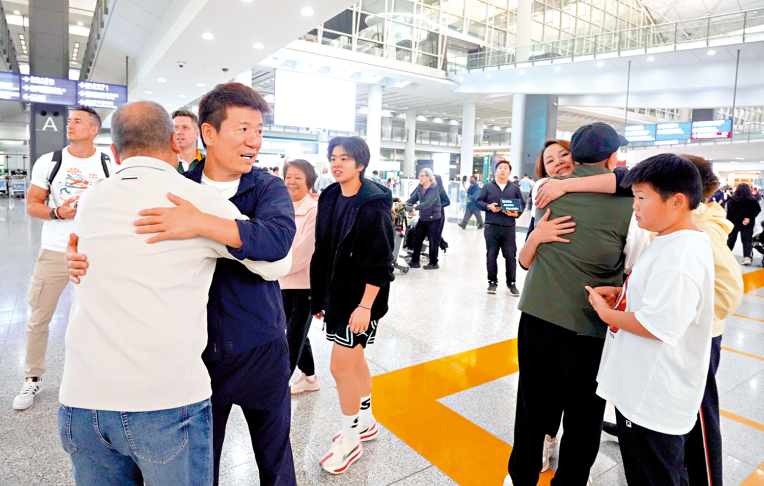 　　圖：離開迪拜的港人抵達香港機場，與親友激動擁抱。\大公報記者黃洋港攝