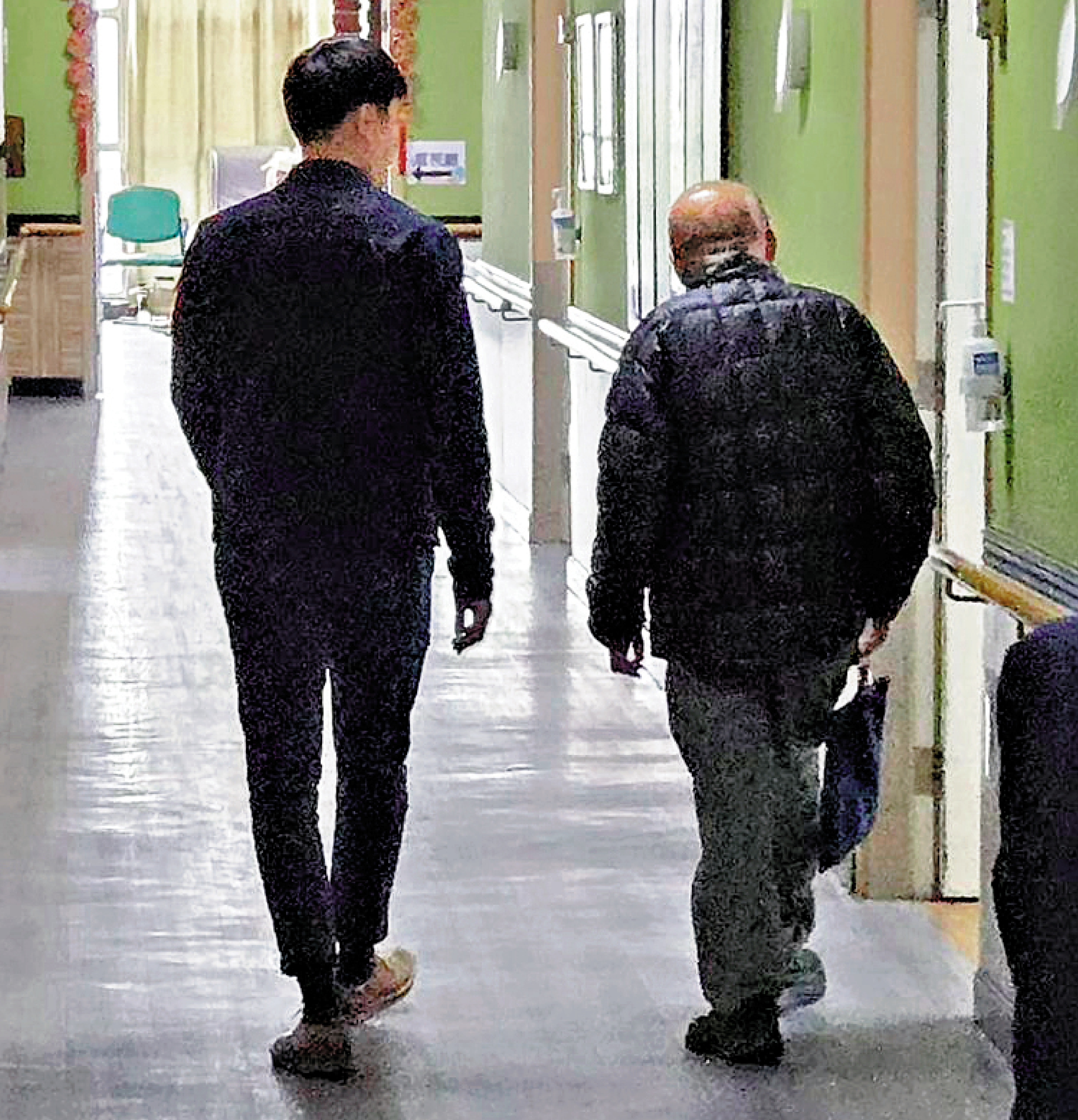 　　圖：社署社工鍾朗軒（左）於宏福苑火災後，支援宏福苑老住戶（右）。