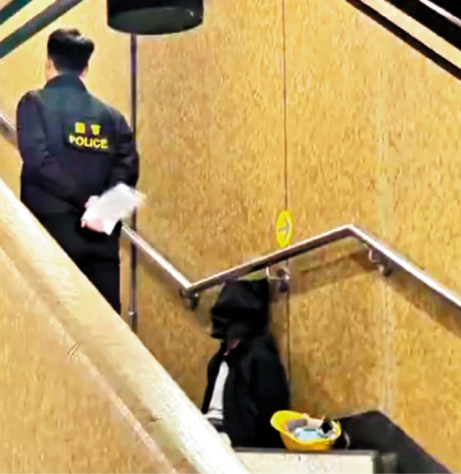 　　圖：上環劫案其中一名劫匪被捕後戴上頭套。