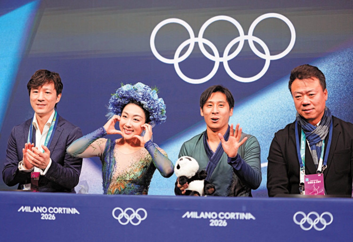 　　圖：隋文靜（左二）及韓聰（左三）在米蘭冬奧會後正式退役。