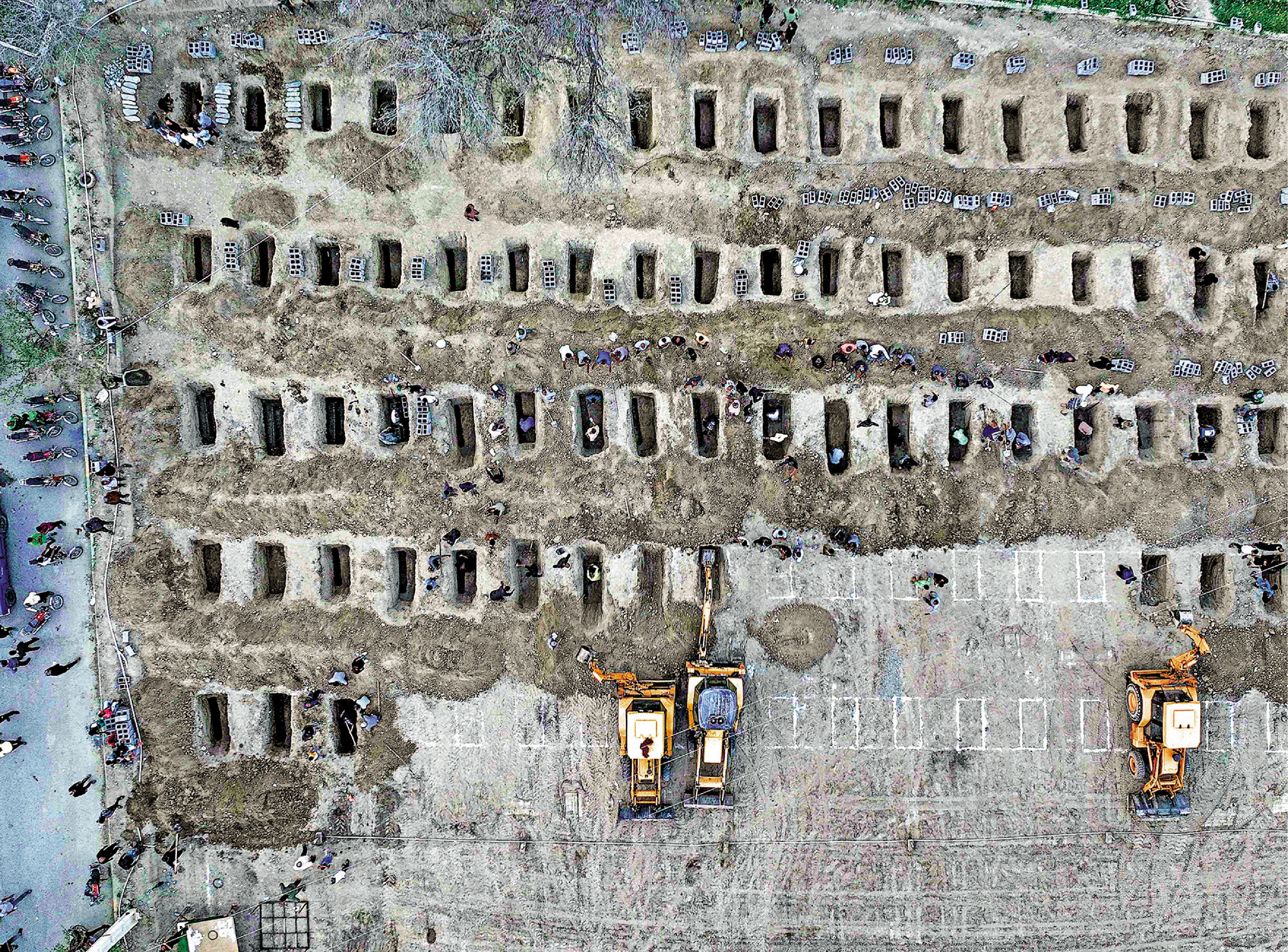 　　圖：伊朗人為米納卜市塔耶貝小學遇難兒童挖掘的墳墓。\法新社