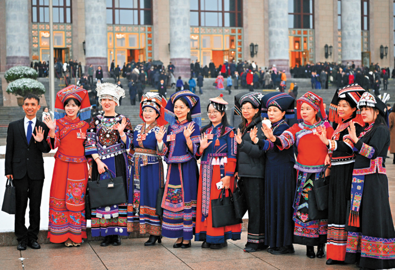 　　圖：民族團結進步促進法草案5日提請十四屆人大四次會議審議。圖為5日，部分廣西壯族自治區代表團全國人大代表在人民大會堂前合影。\中新社