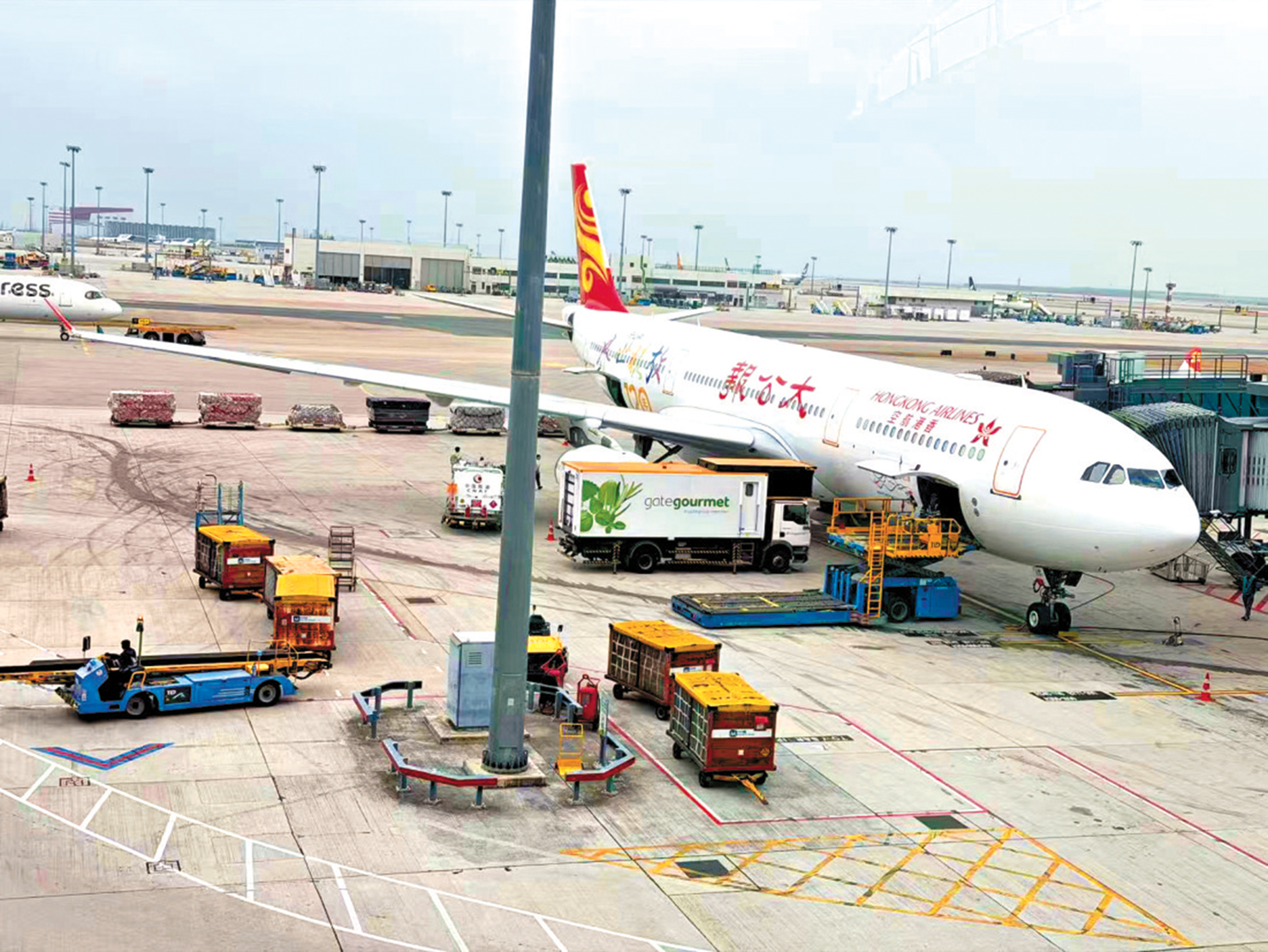 　　圖：「大公報」號飛機停靠香港國際機場。