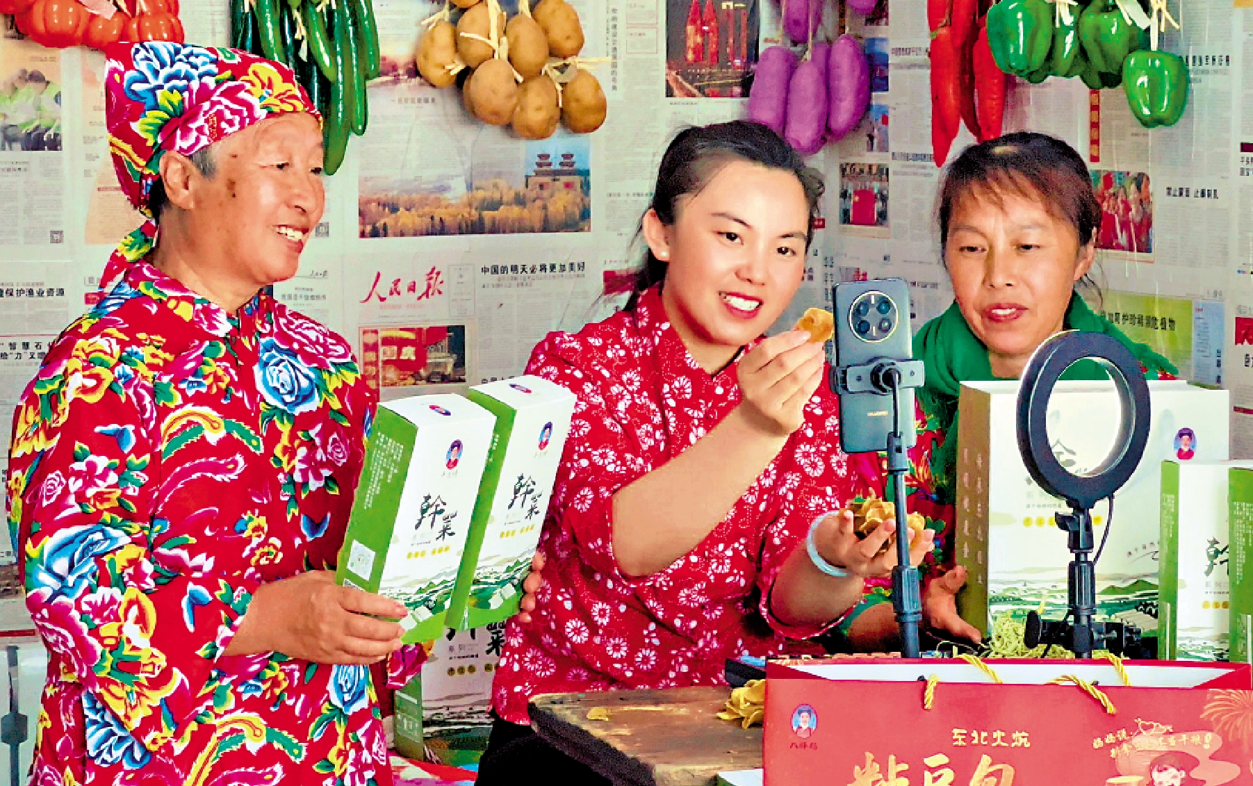 　　圖：任淑媛（左二）與村民在直播銷售家鄉特產。\大公報記者于海江攝