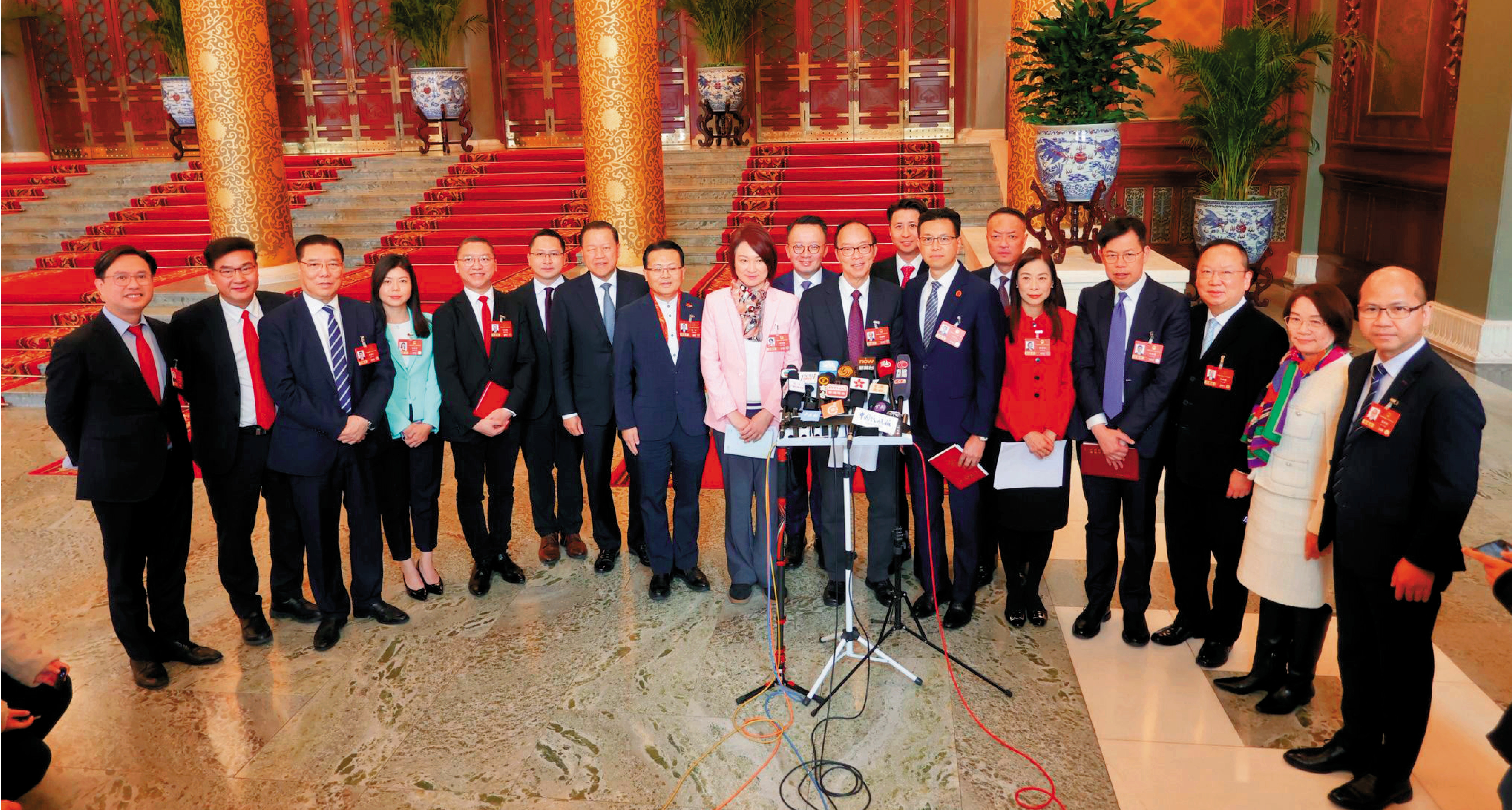 　　圖：十四屆全國人大四次會議香港代表團審議昨日上午舉行，會後全國人大常委會委員李慧琼及多名港區全國人大代表在北京會見記者。