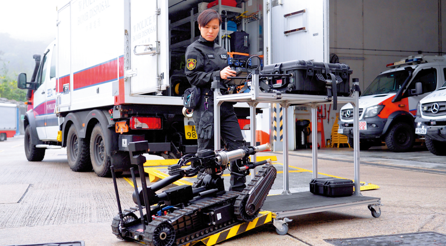 　　圖：嘉欣作為爆炸品處理課主任助手，肩負支援角色及操控拆彈機械人摧毀爆炸品。