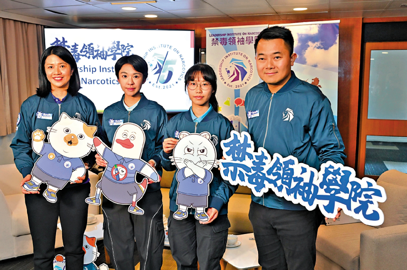 　　圖：禁毒領袖學院新舊學員向市民宣傳禁毒信息。