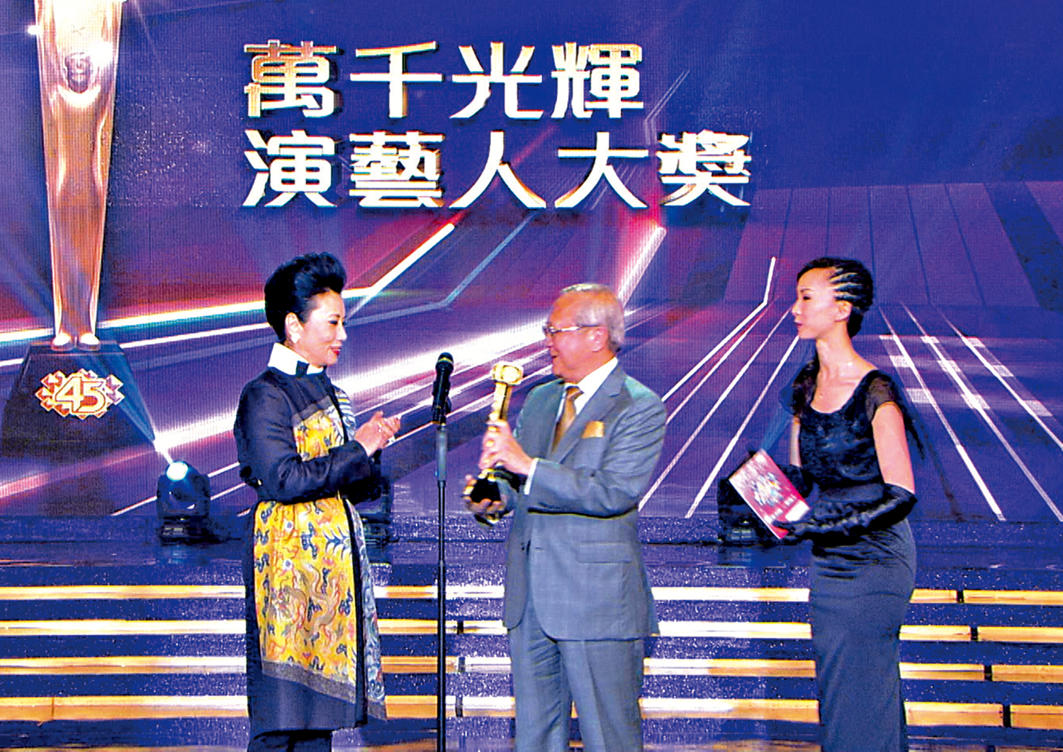 　　圖：汪明荃於2012年獲頒「萬千光輝演藝人大獎」，以表揚她對演藝圈及TVB的貢獻與付出。\電視廣播供圖