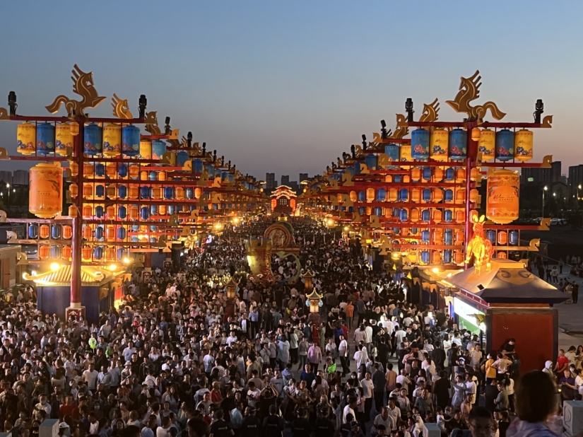 　　圖：大量遊客到「烏蘭察布之夜」夜間遊。