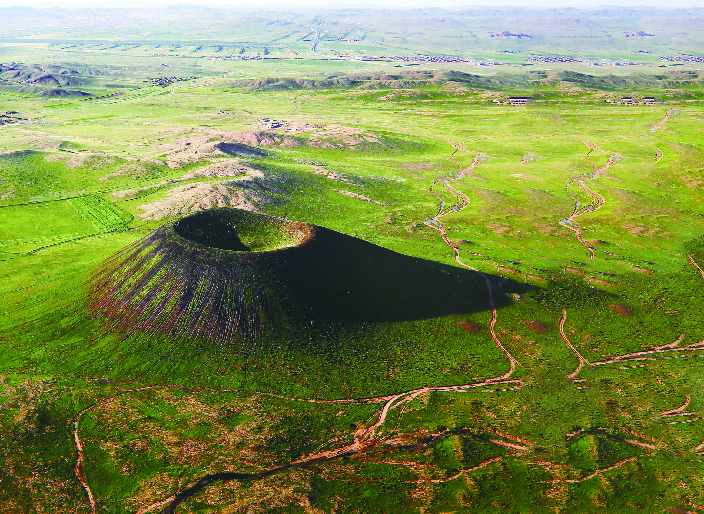 　　圖：航拍烏蘭哈達火山景色。