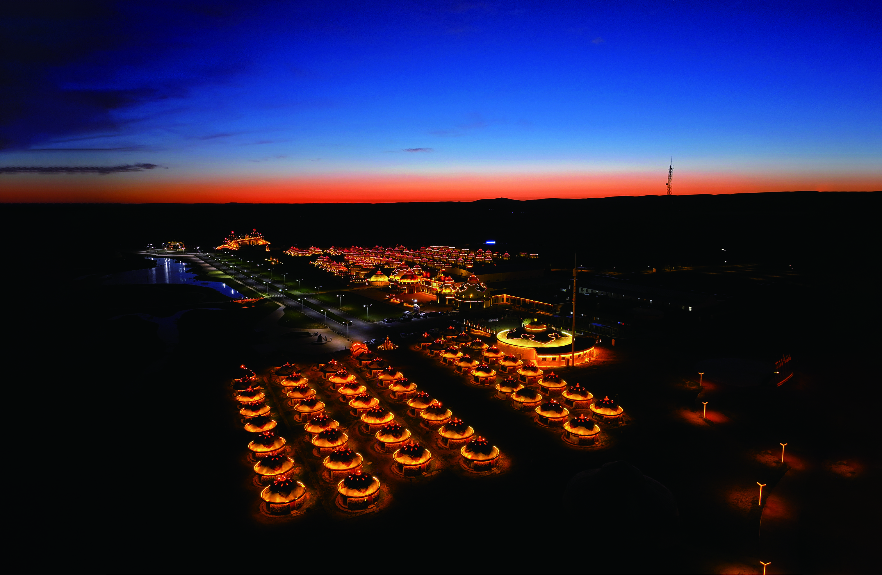 　　圖：夜晚的格根塔拉草原燈火輝煌。