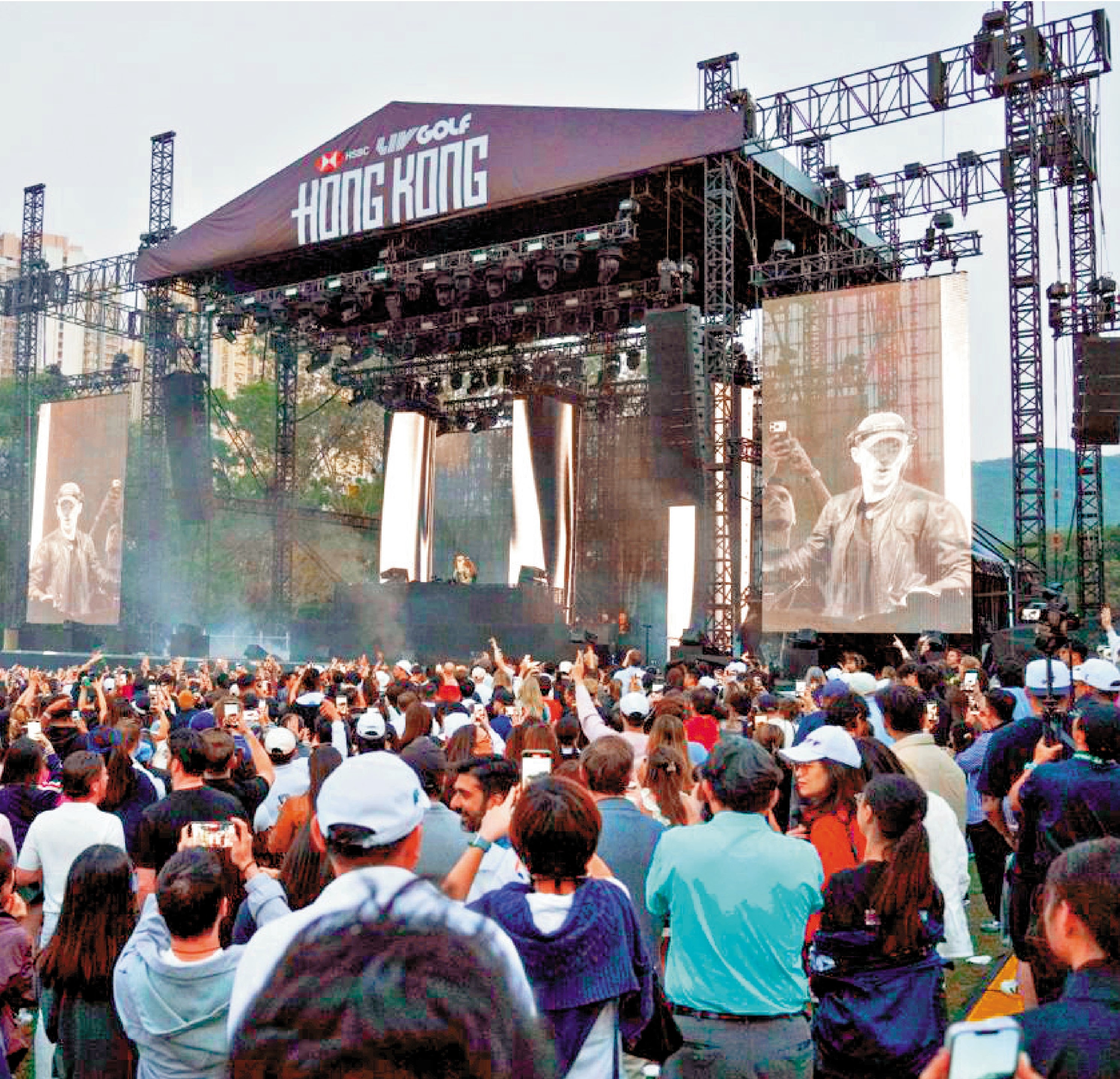 　　圖：球迷在音樂派對上狂熱起舞。\賽會圖片