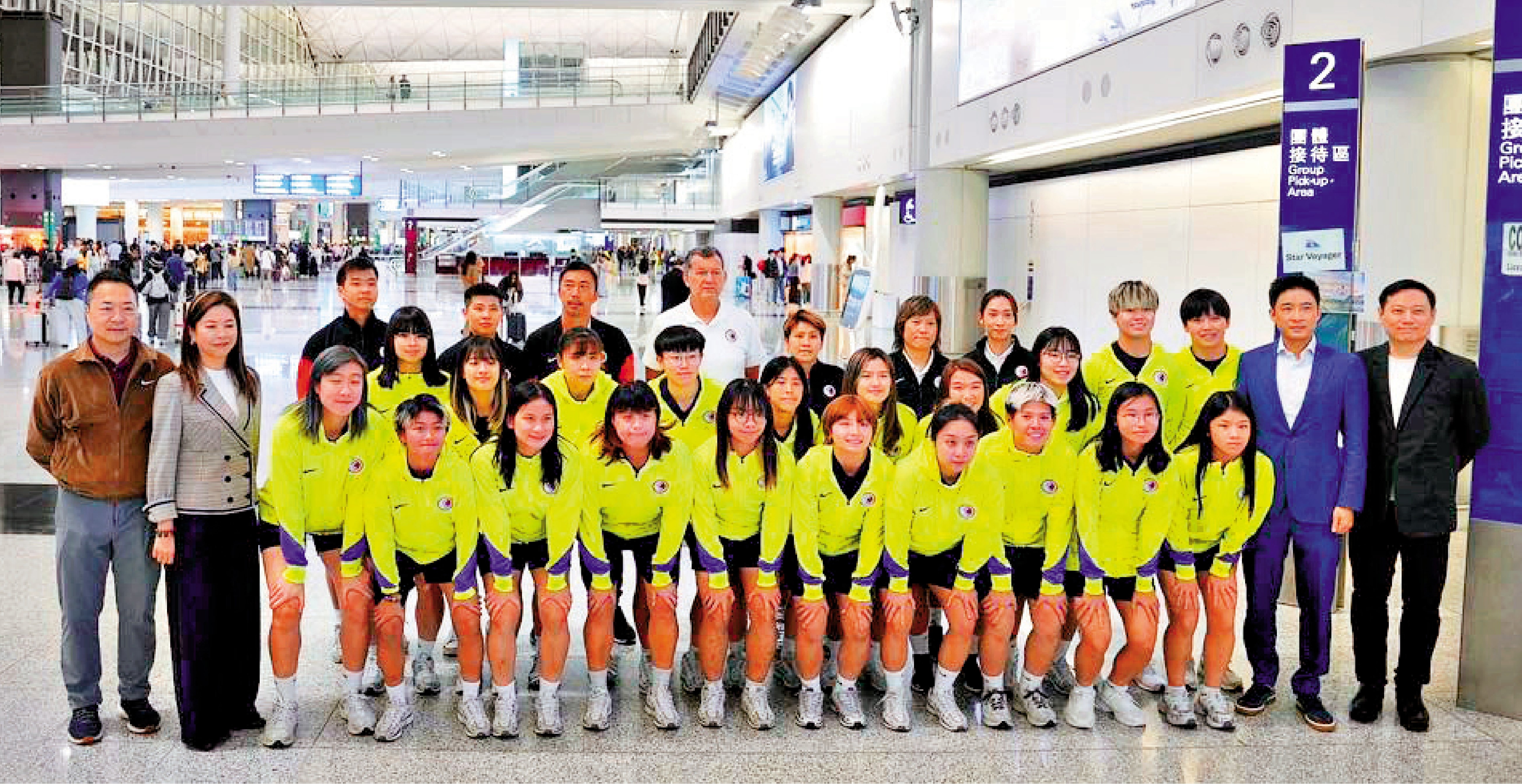 　　圖：女子港足全體職球員在接機大堂合照。\足總圖片