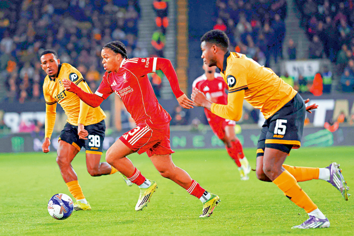 　　圖：利物浦的安古莫夏（左二）在比賽中。\法新社