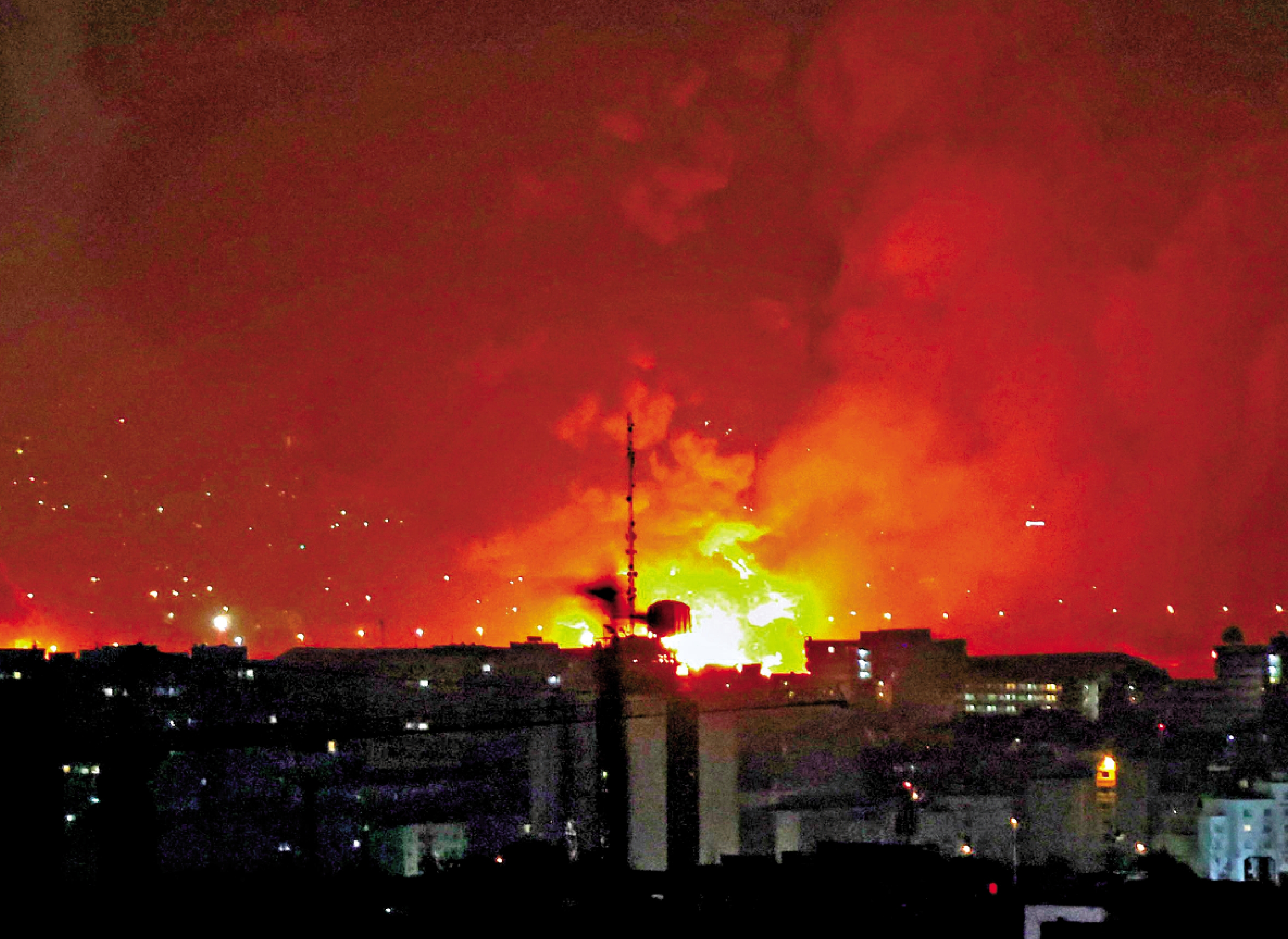 　　圖：德黑蘭梅赫拉巴德國際機場7日遭以軍空襲，火光沖天。\法新社