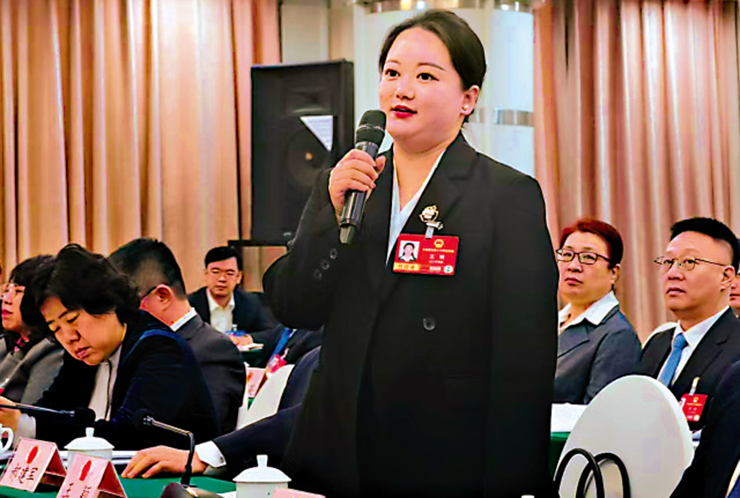 　　圖：全國人大代表王穎被親切地稱為「村姑書記」。\大公報記者任芳頡攝