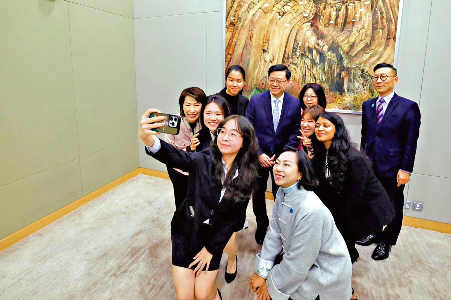 　　圖：李家超昨日與「『友』妳啟導」友師計劃的學員會面。