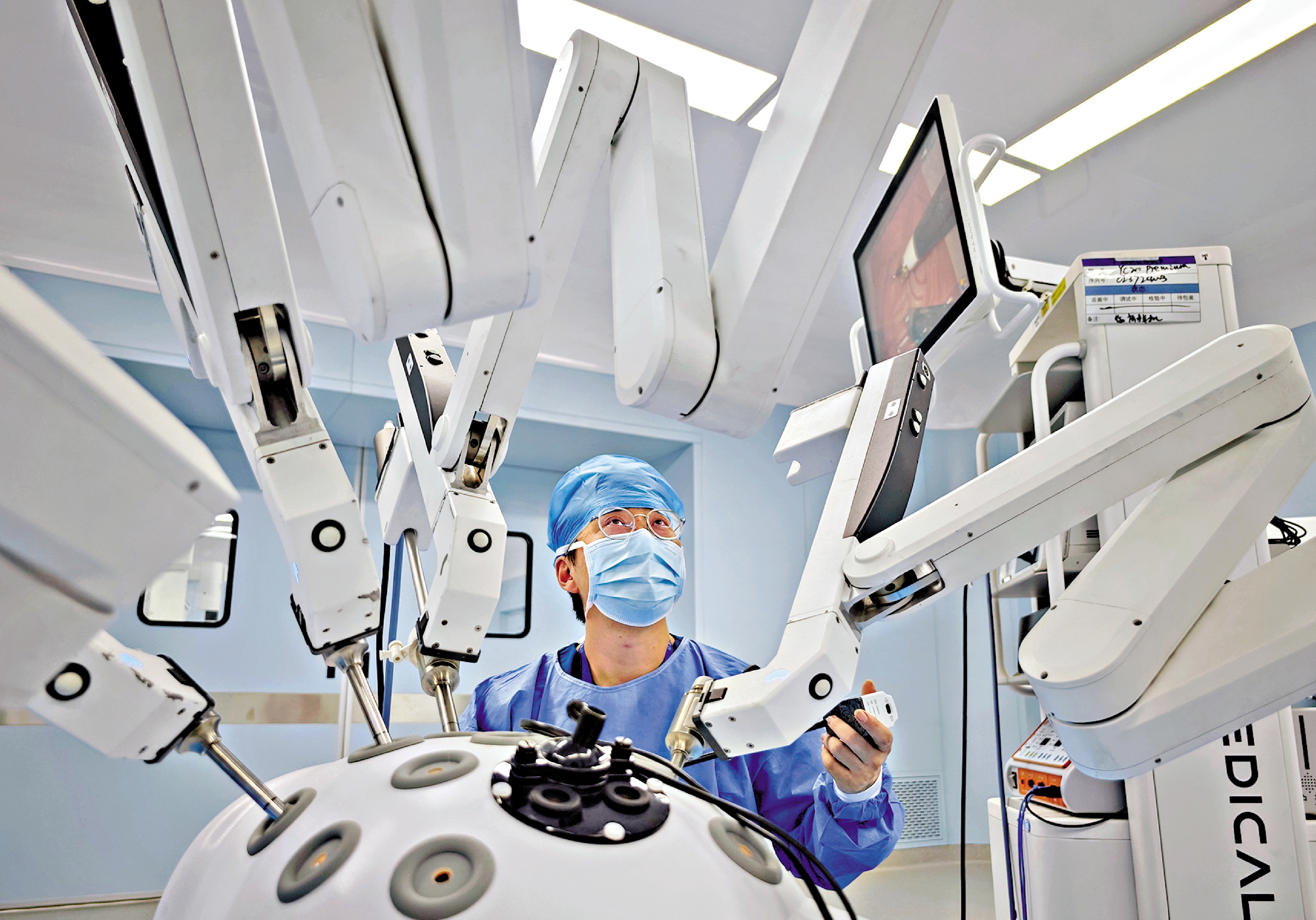 　　圖：康諾思騰與新加坡南洋理工大學及英國帝國理工大學合作，推動手術機器人的臨床研究工作。\資料圖片