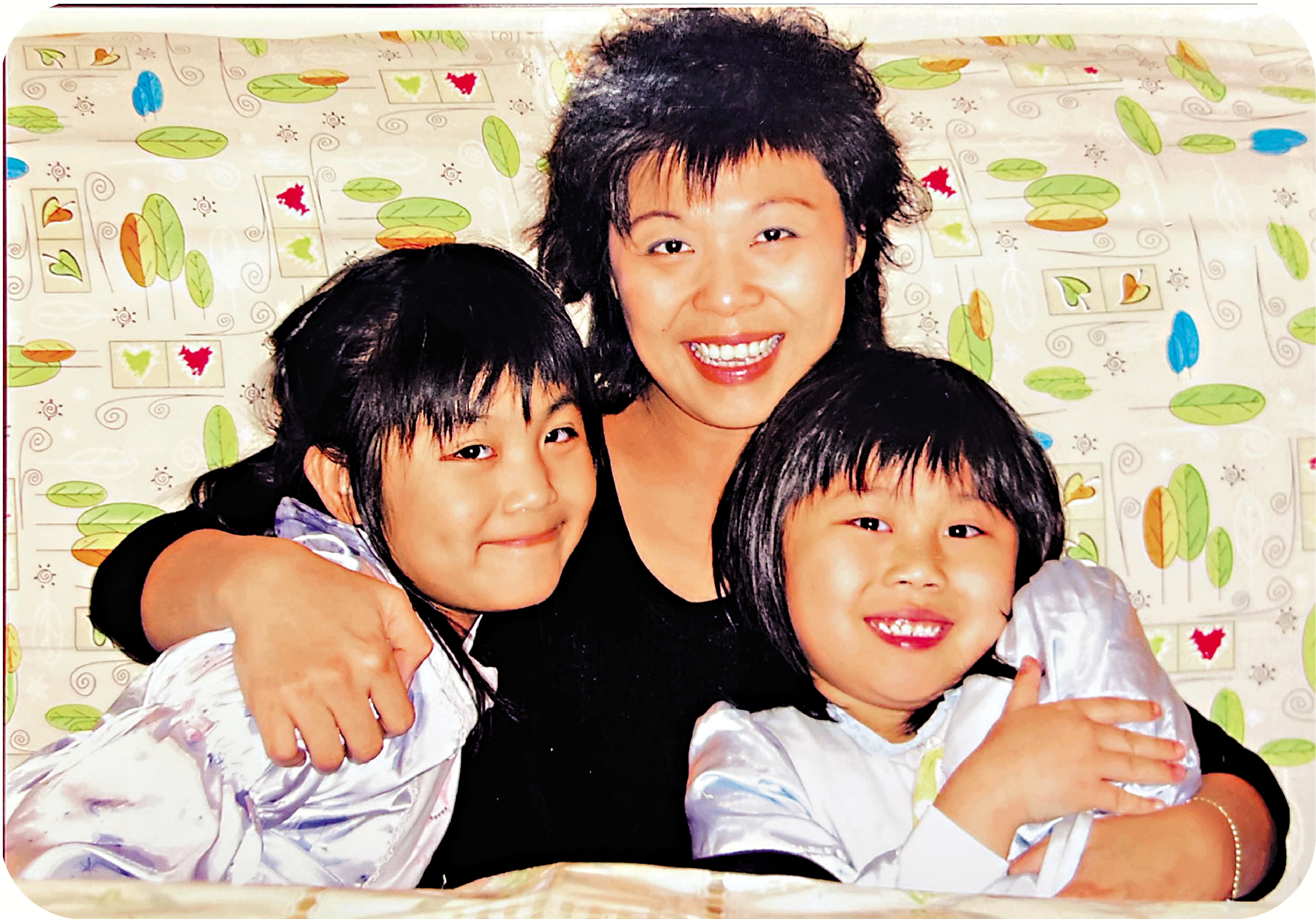 　　圖：在兩名女兒仍是小孩時，張美娟會親自創作兒童故事，分享做人處事的道理。/受訪者供圖