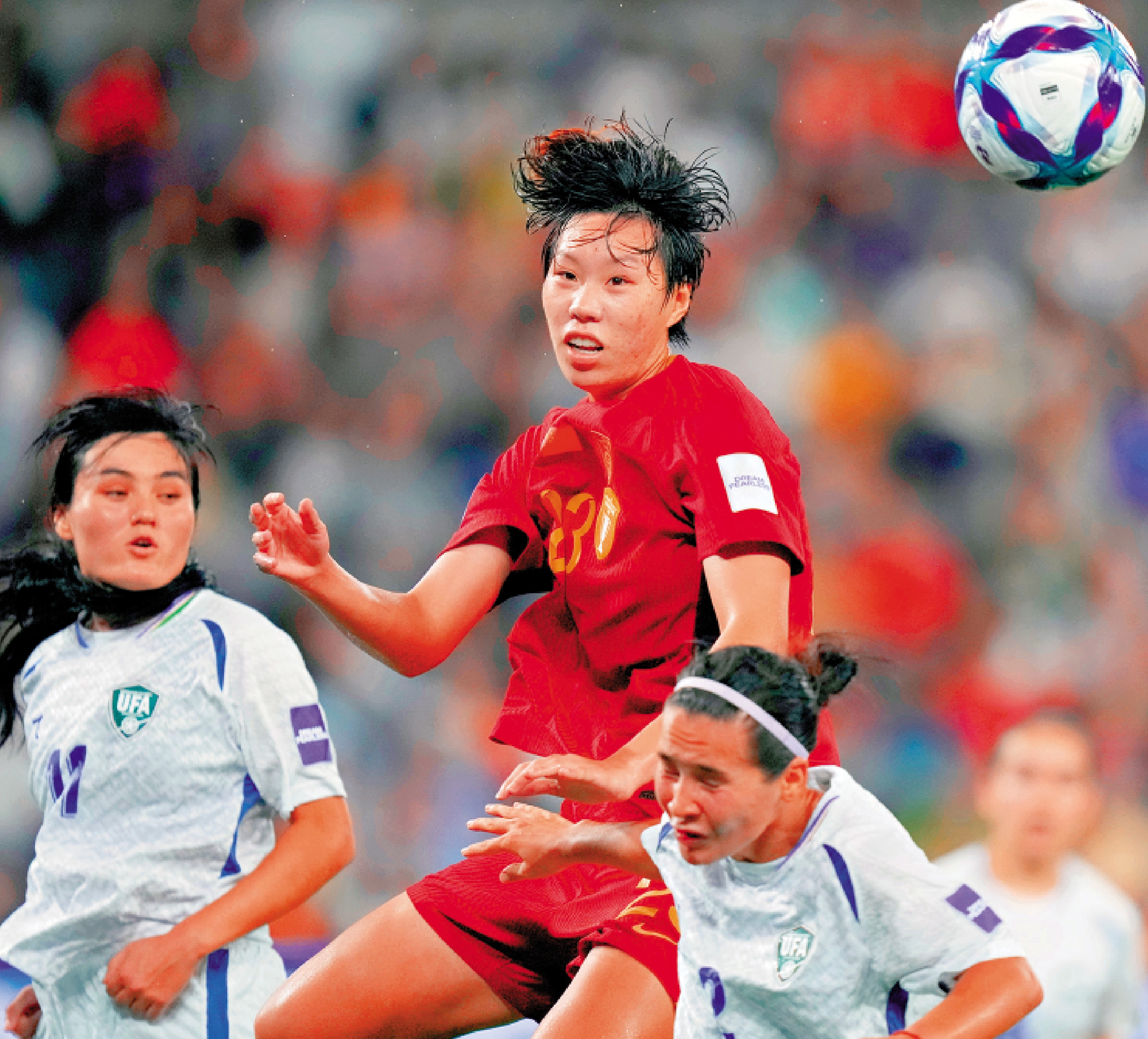 　　圖：中國女足的邵子欽（中）上仗攻入一球。\美聯社