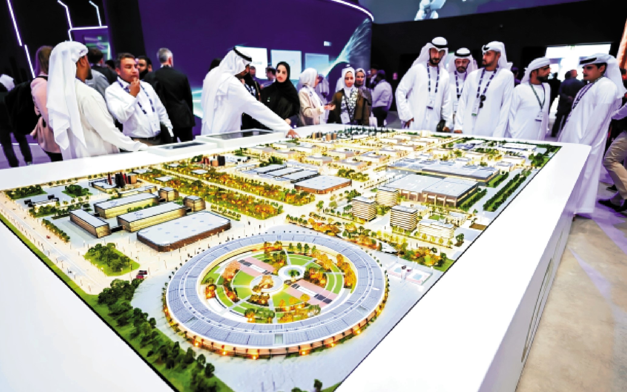 　　圖：在阿布扎比國際石油展覽會暨會議上，與會者們正在參觀阿聯酋最大的數據中心模型。該數據中心是「星際之門」計劃的一部分。\法新社