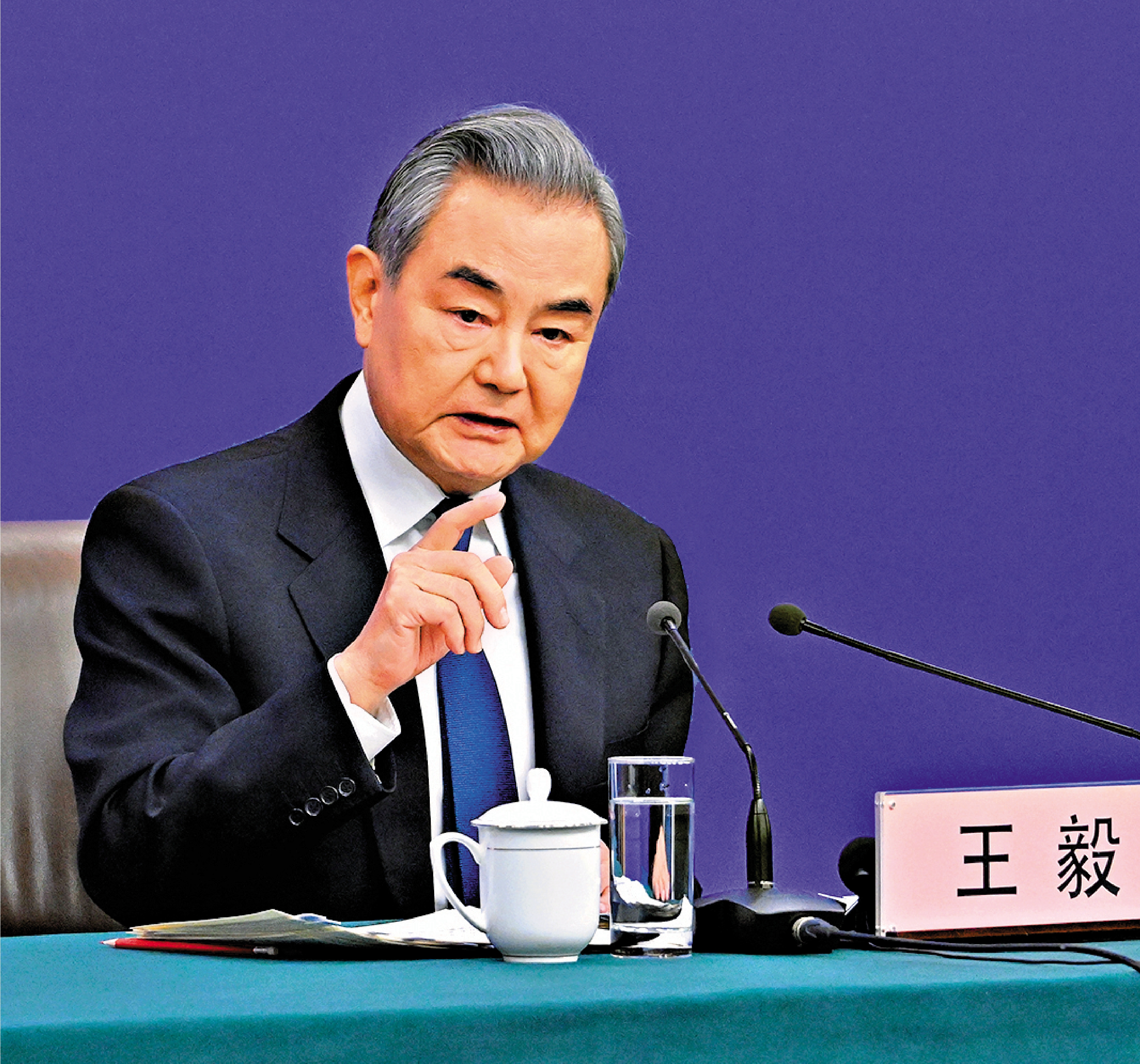 　　圖：王毅在記者會上回答中外記者提問。\新華社
