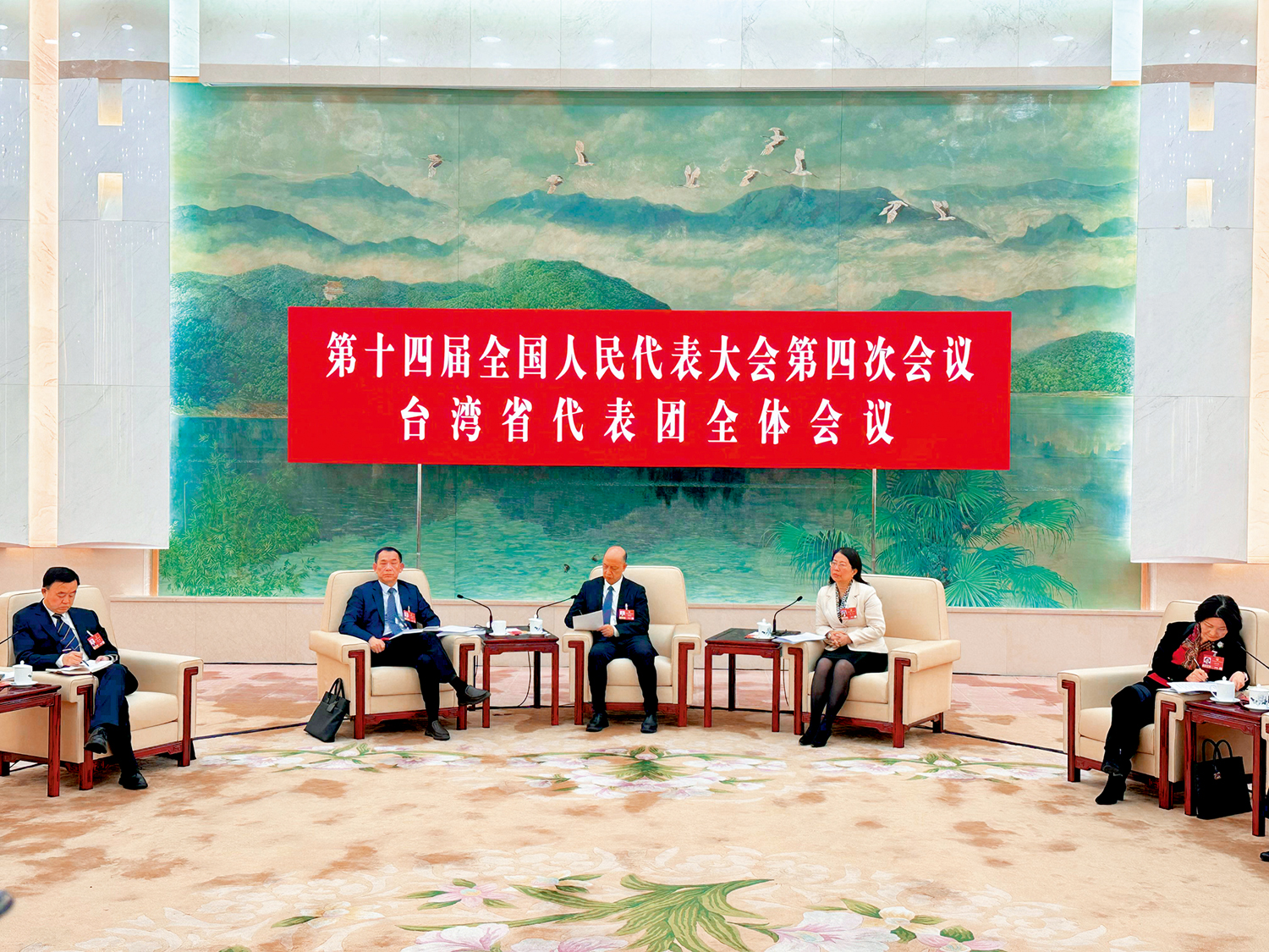 　　圖：3月8日，十四屆全國人大四次會議台灣省代表團舉行開放團組會議。\大公報記者蘇雨潤攝