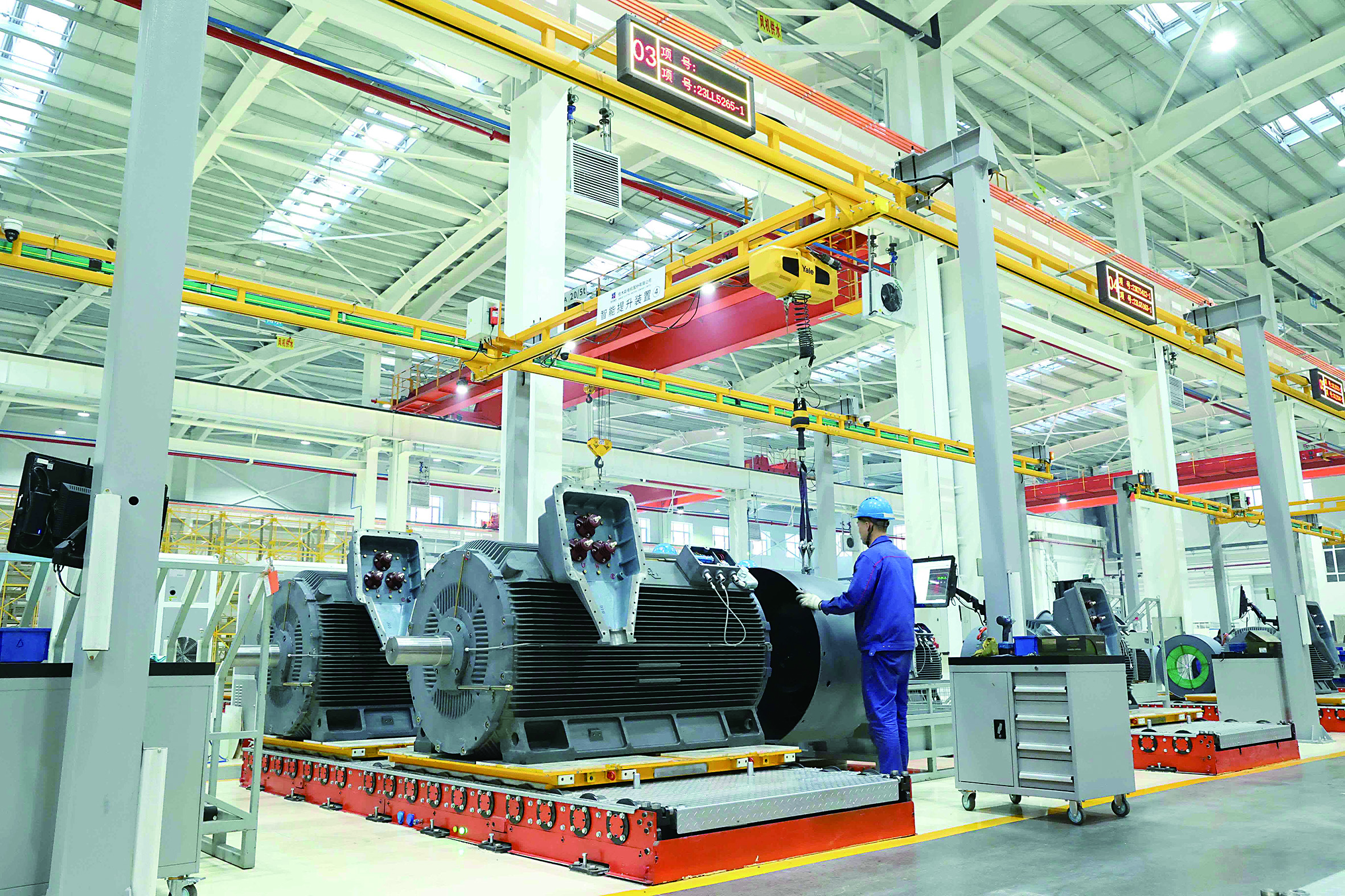 　　圖：哈電集團高壓電機數字化裝配車間操作者正在使用KDK吊車進行裝配。