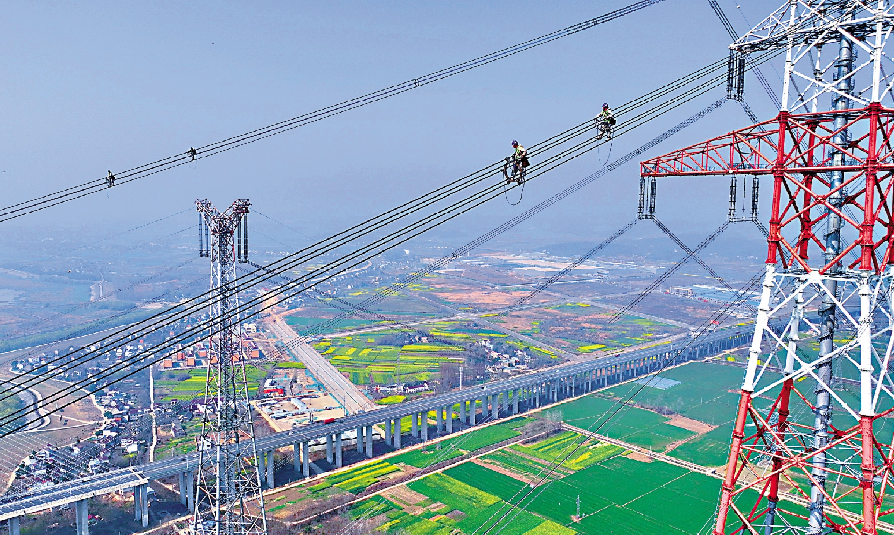 　　圖：在安徽省銅陵市樅陽縣長江邊，安徽送變電工程有限公司檢修人員在300多米高空進行檢修作業。\新華社