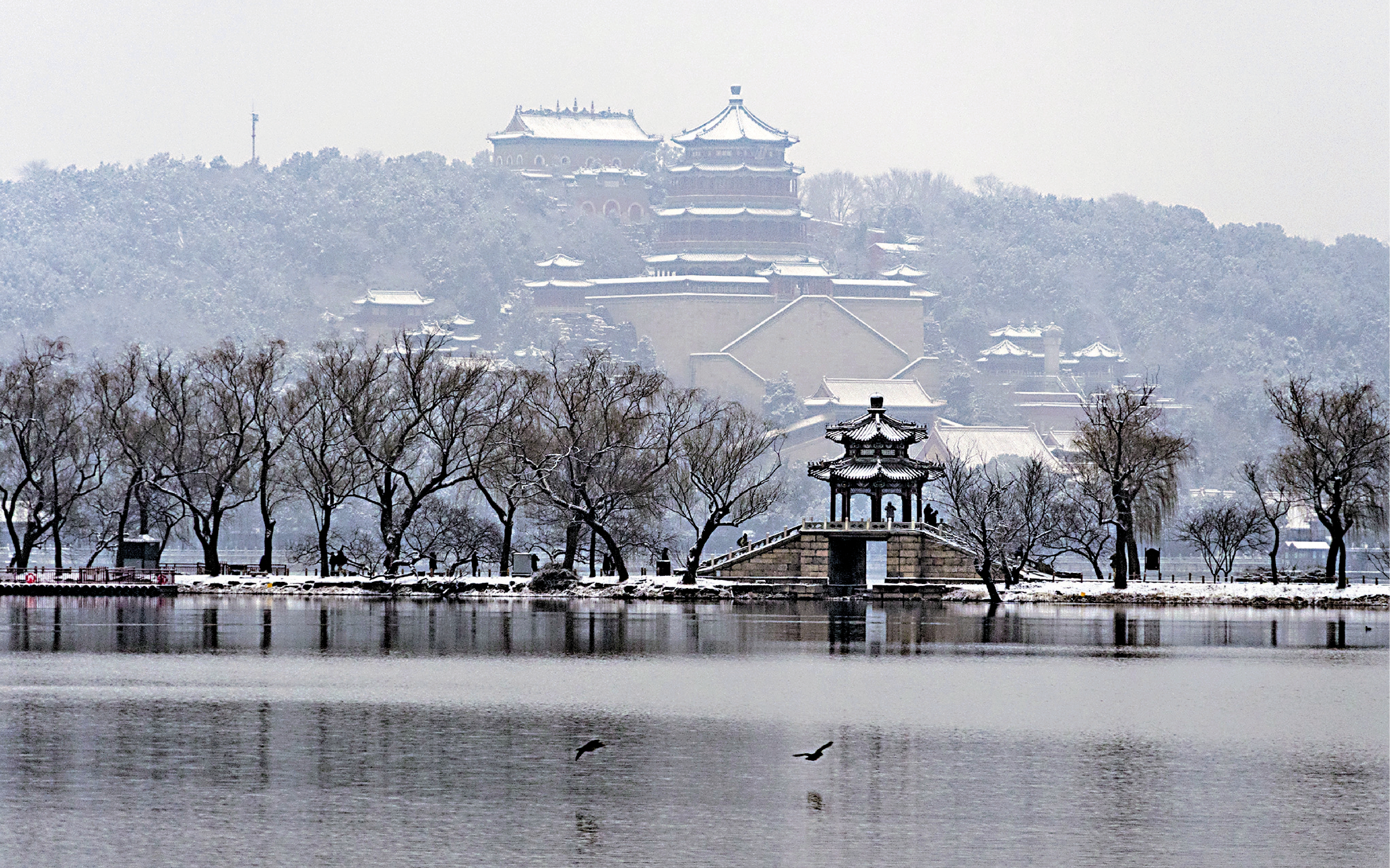 　　圖：三月五日，北京迎來降雪，頤和園一片銀裝素裹。圖為雪後西堤和萬壽山。/中新社