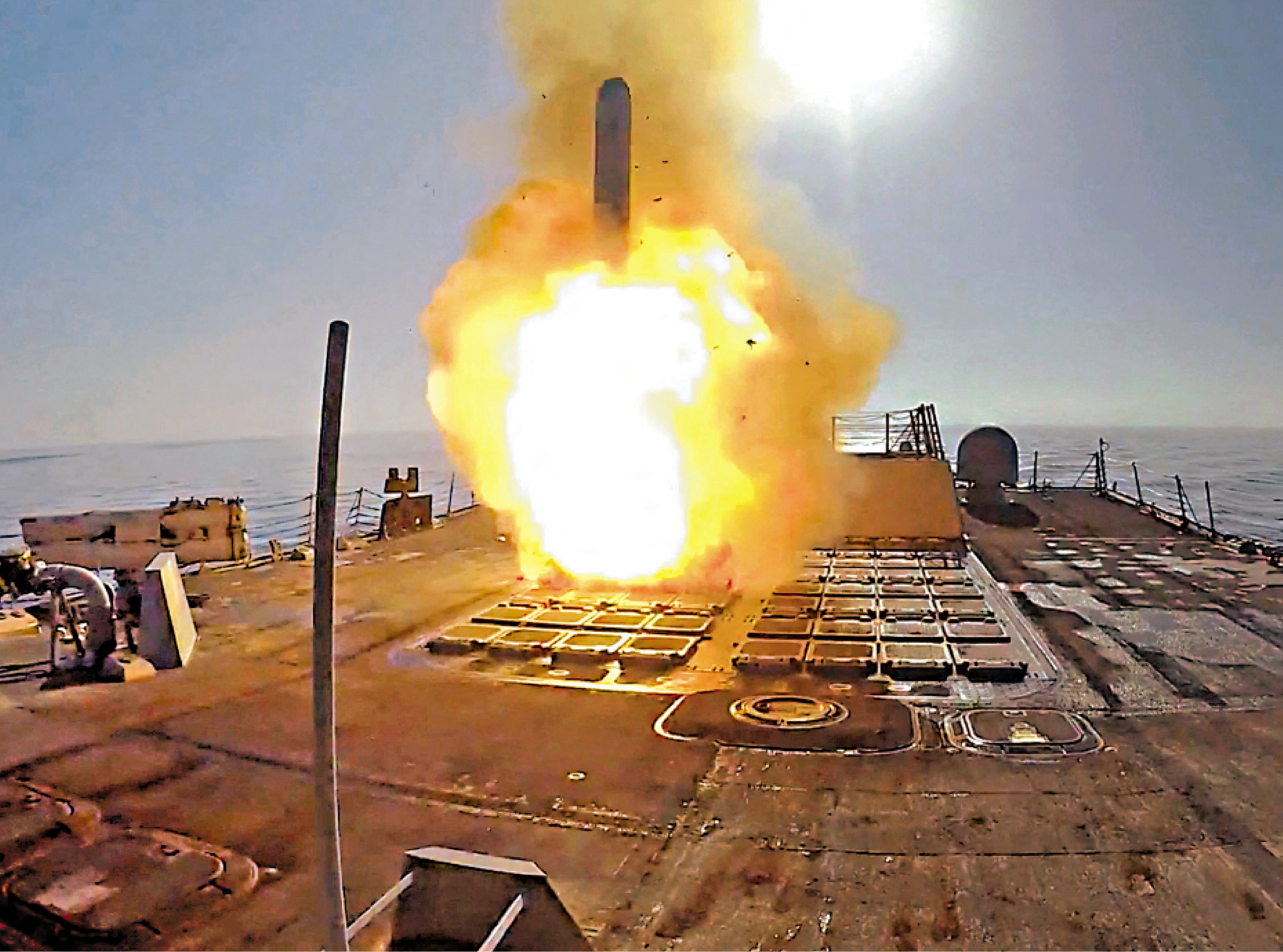 　　圖：美國9日公布一艘導彈驅逐艦參與對伊朗軍事行動的畫面。\路透社