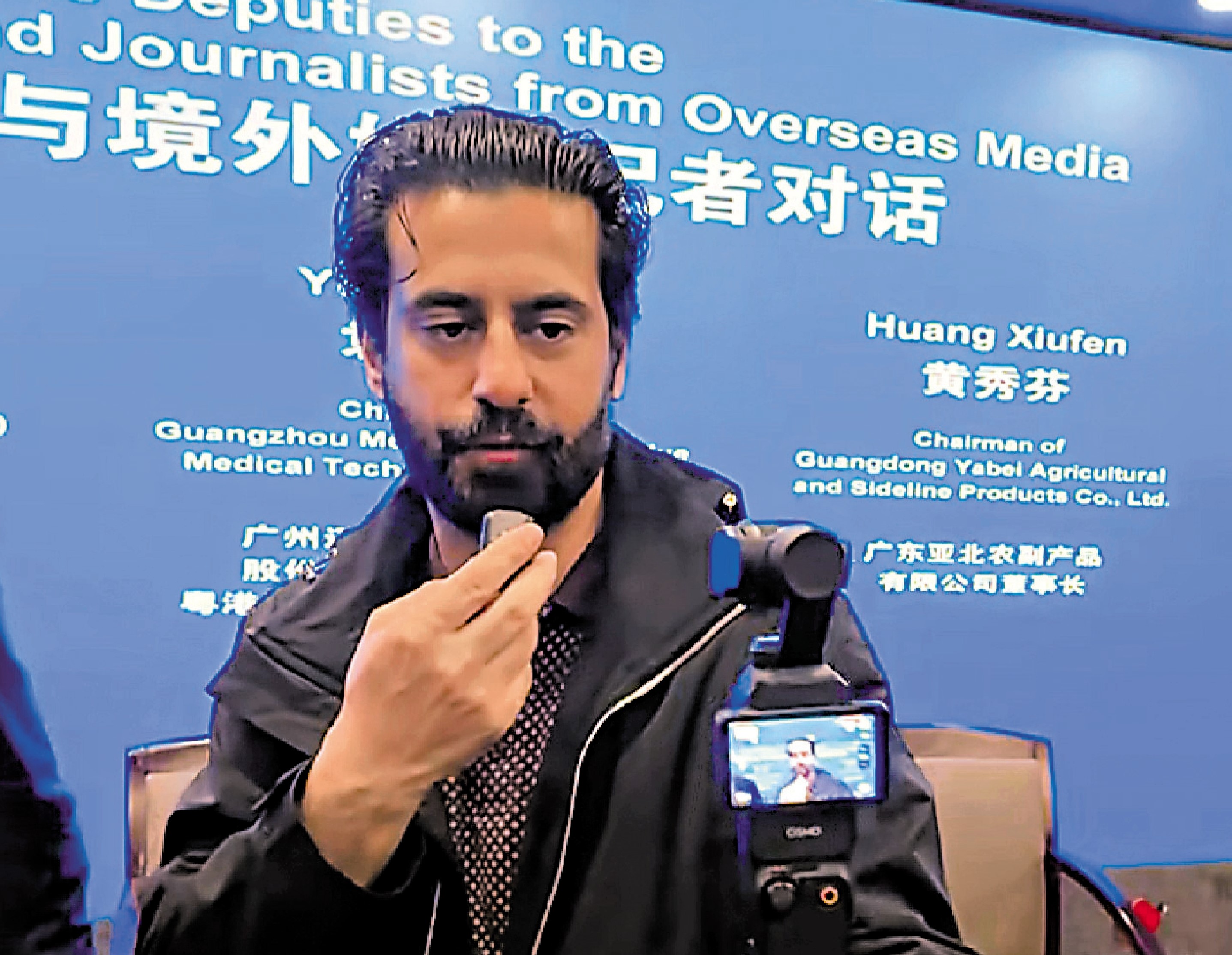 　　圖：巴基斯坦薩瑪電視台記者伊爾凡·阿什拉夫，在使用大疆雲台相機拍攝。\大公報記者郭若溪攝