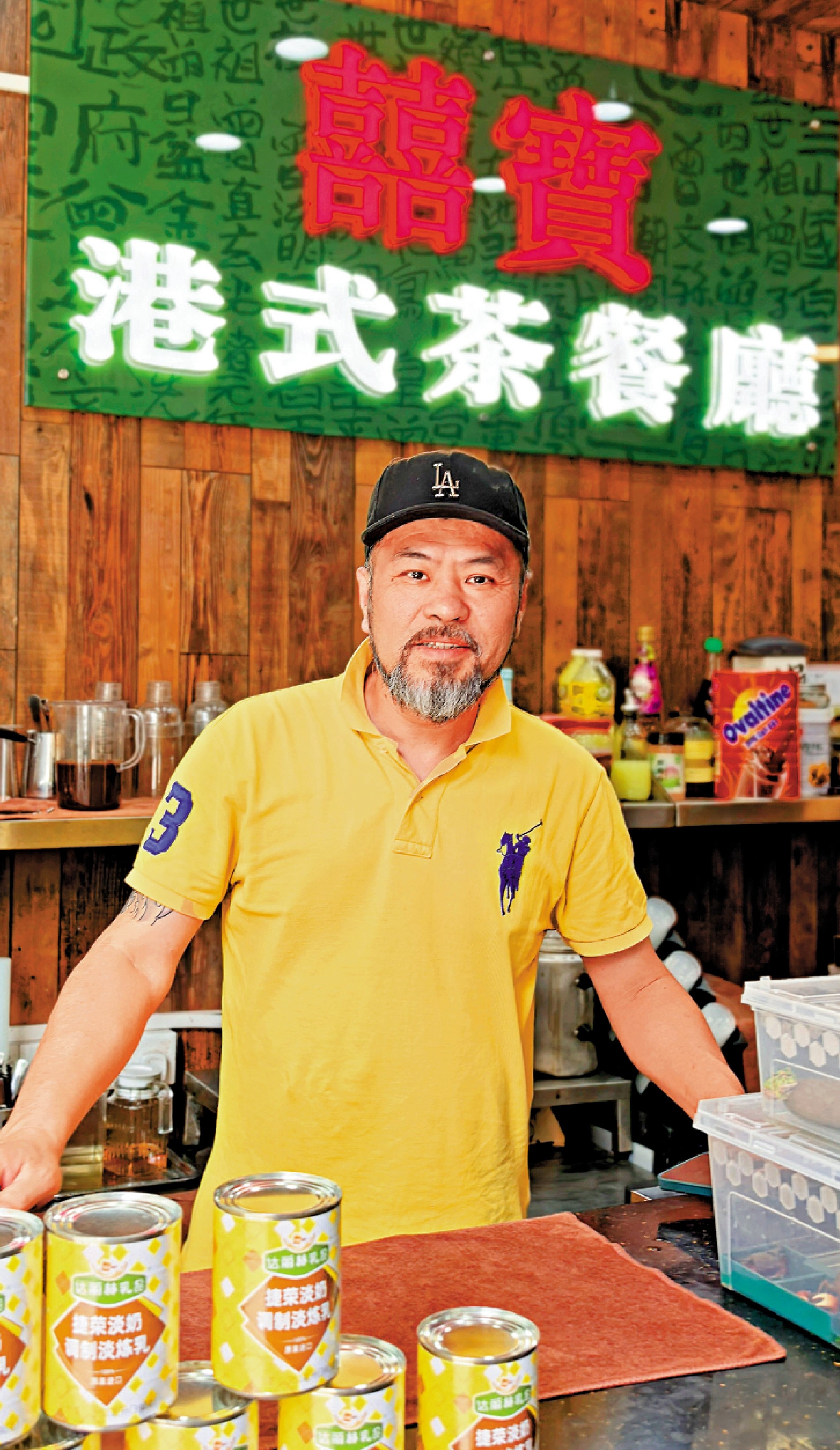 　　圖：港人阿Man在自己經營的茶餐廳中。\受訪者供圖