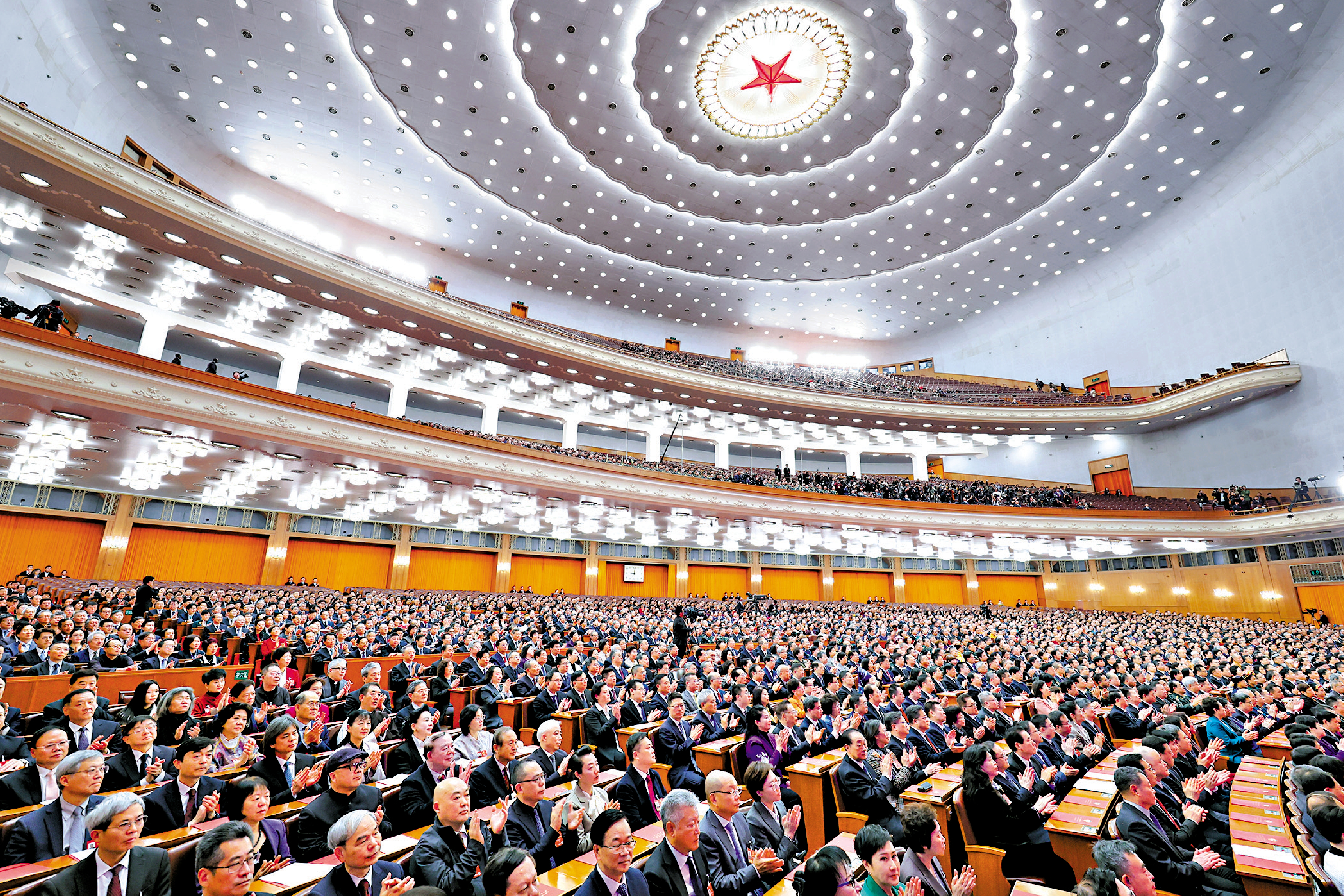 　　圖：三月十一日，全國政協十四屆四次會議在北京人民大會堂舉行閉幕會。多名政協委員表示，將積極宣講會議精神。\新華社