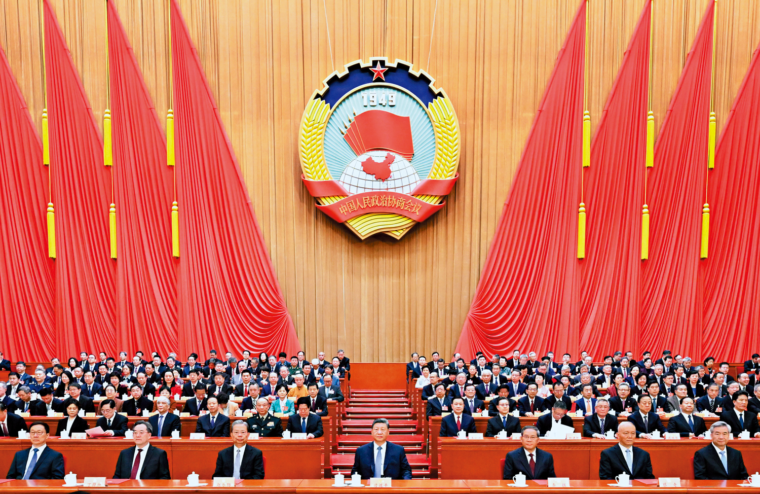 　　圖：三月十一日上午，中國人民政治協商會議第十四屆全國委員會第四次會議在北京人民大會堂閉幕。這是習近平、李強、趙樂際、蔡奇、丁薛祥、李希、韓正在主席台就座。\新華社