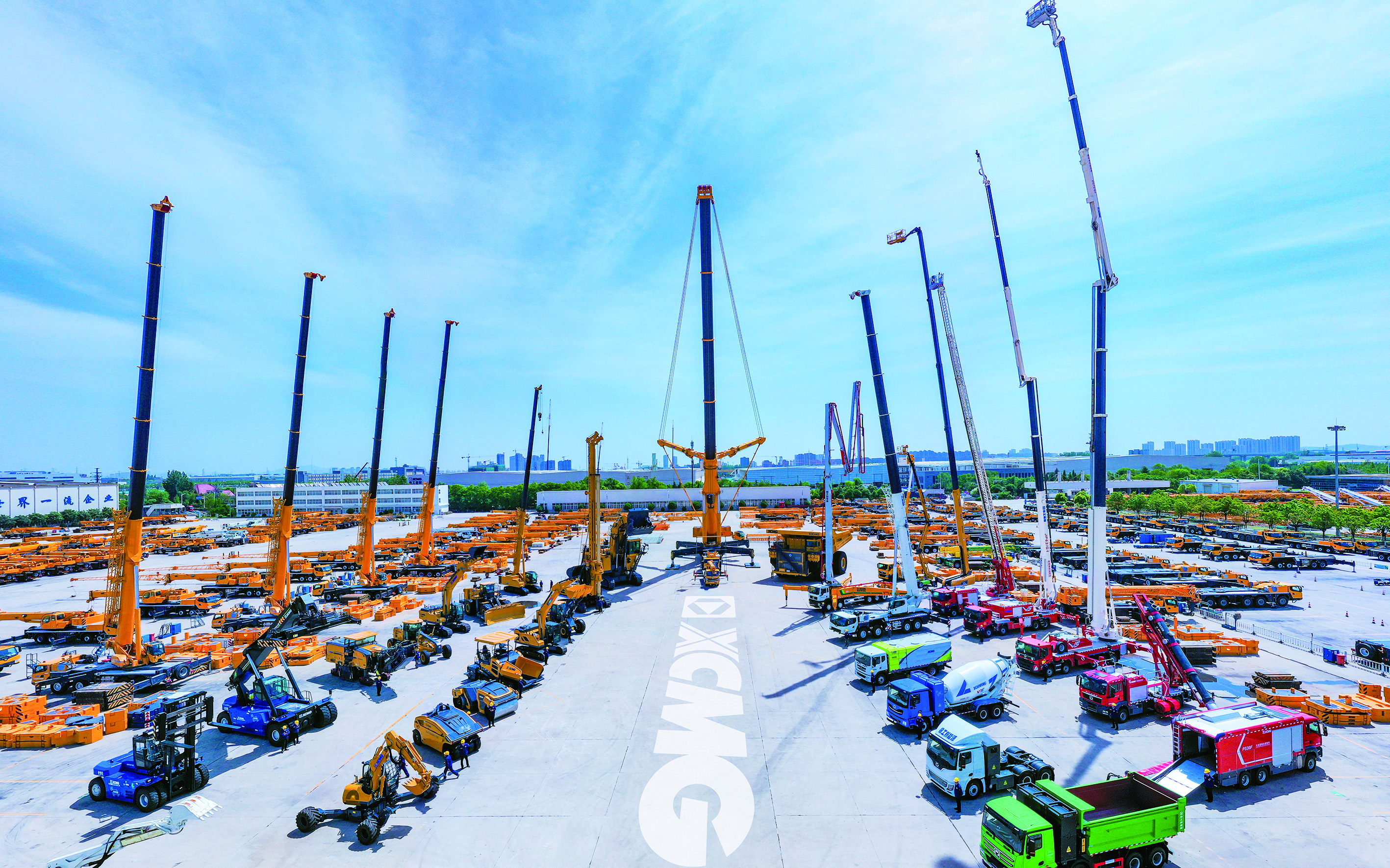 　　圖：徐工成套產品群，囊括工程機械、礦山機械、農業機械、環衛機械、救援保障機械和商用汽車等。