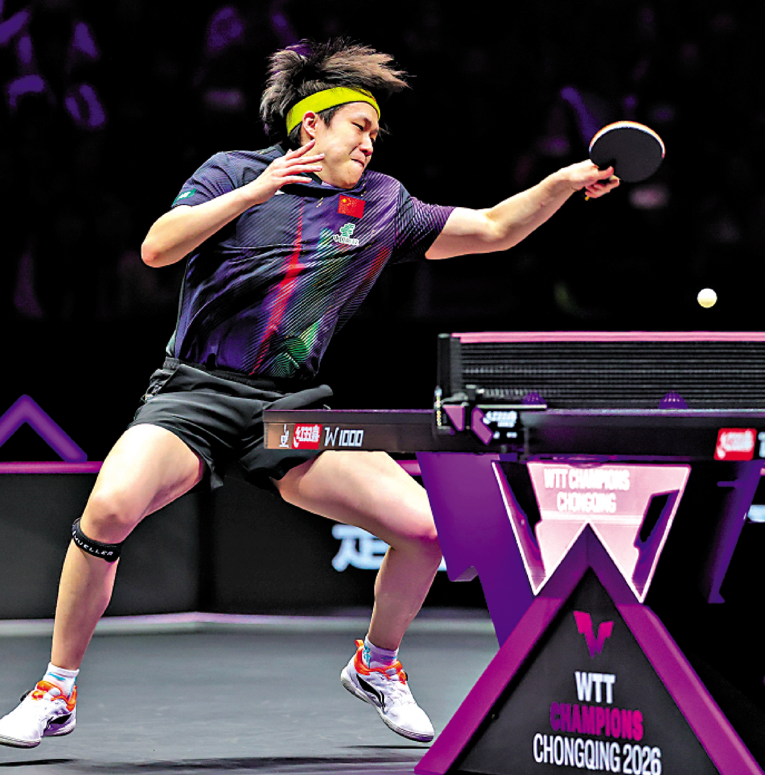 　　圖：王楚欽在比賽中回球。\新華社