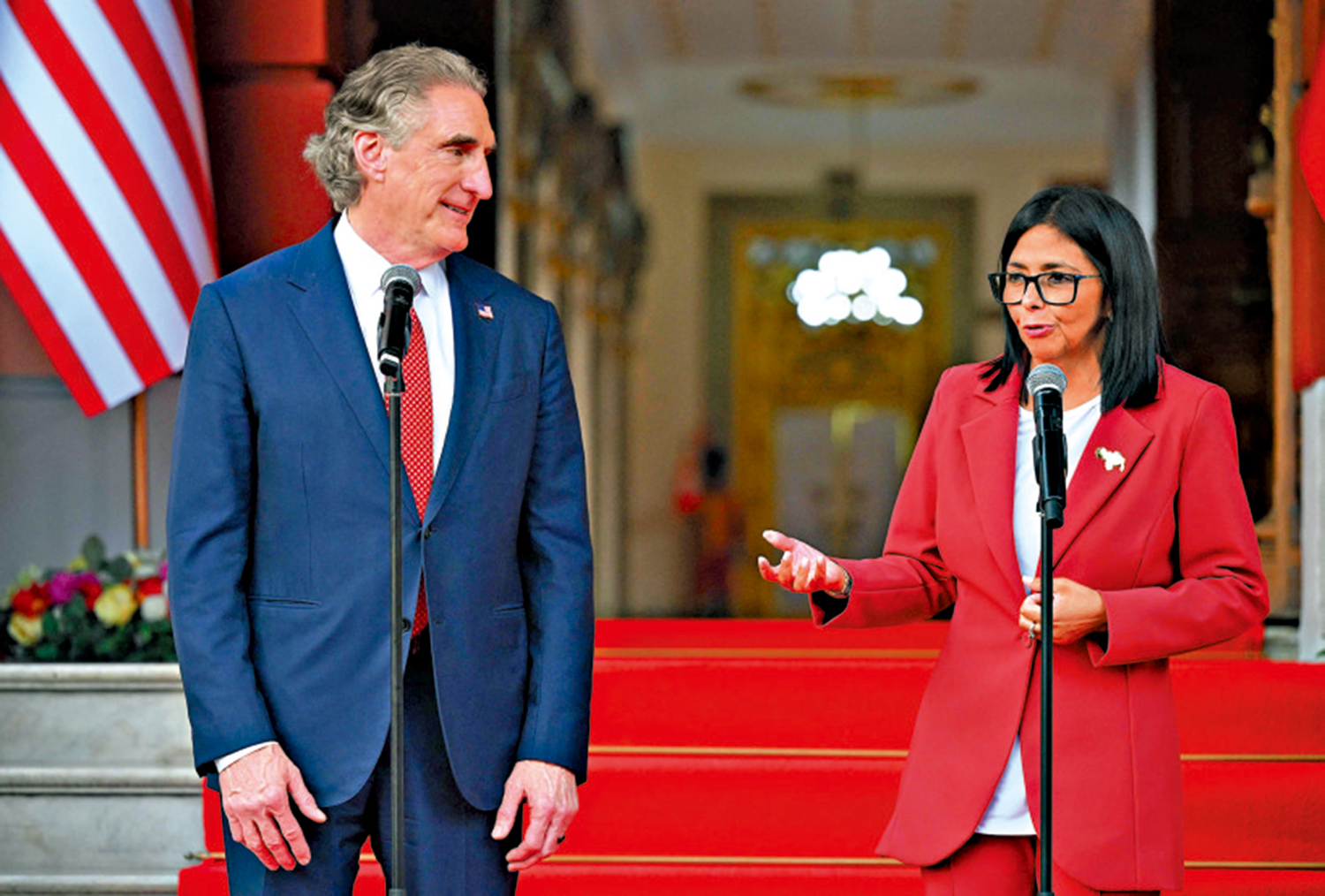 　　圖：委內瑞拉代總統羅德里格斯（右）4日在加拉加斯總統府與美國內政部長伯格姆會面。\法新社